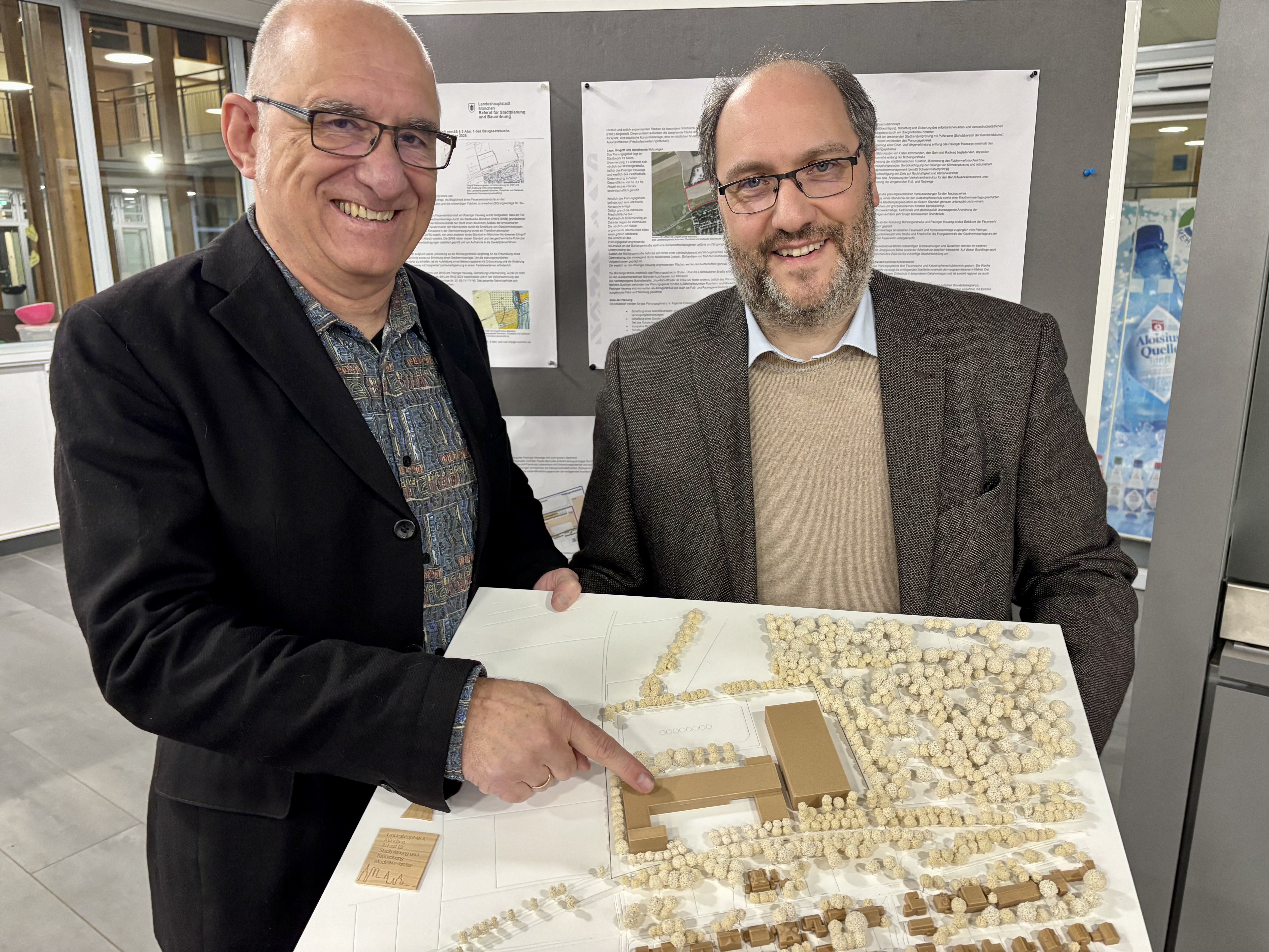 Frieder Vogelsgesang und Pascal Fuckerieder (v.l.) an dem Modell für die Neubauten an der Mühlangerstraße.