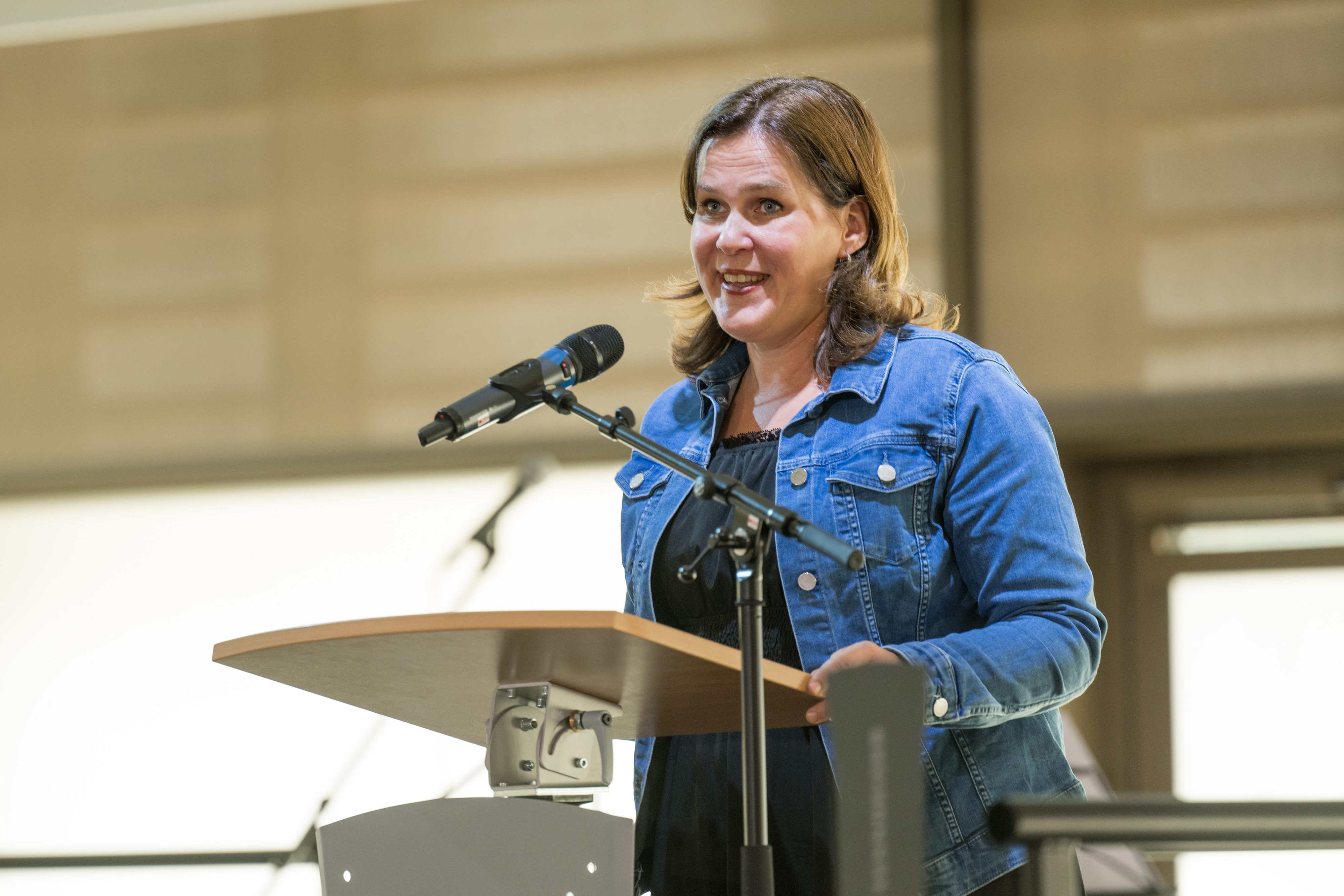 Bürgermeisterin Verena Dietl bei ihrer Rede am Campus.