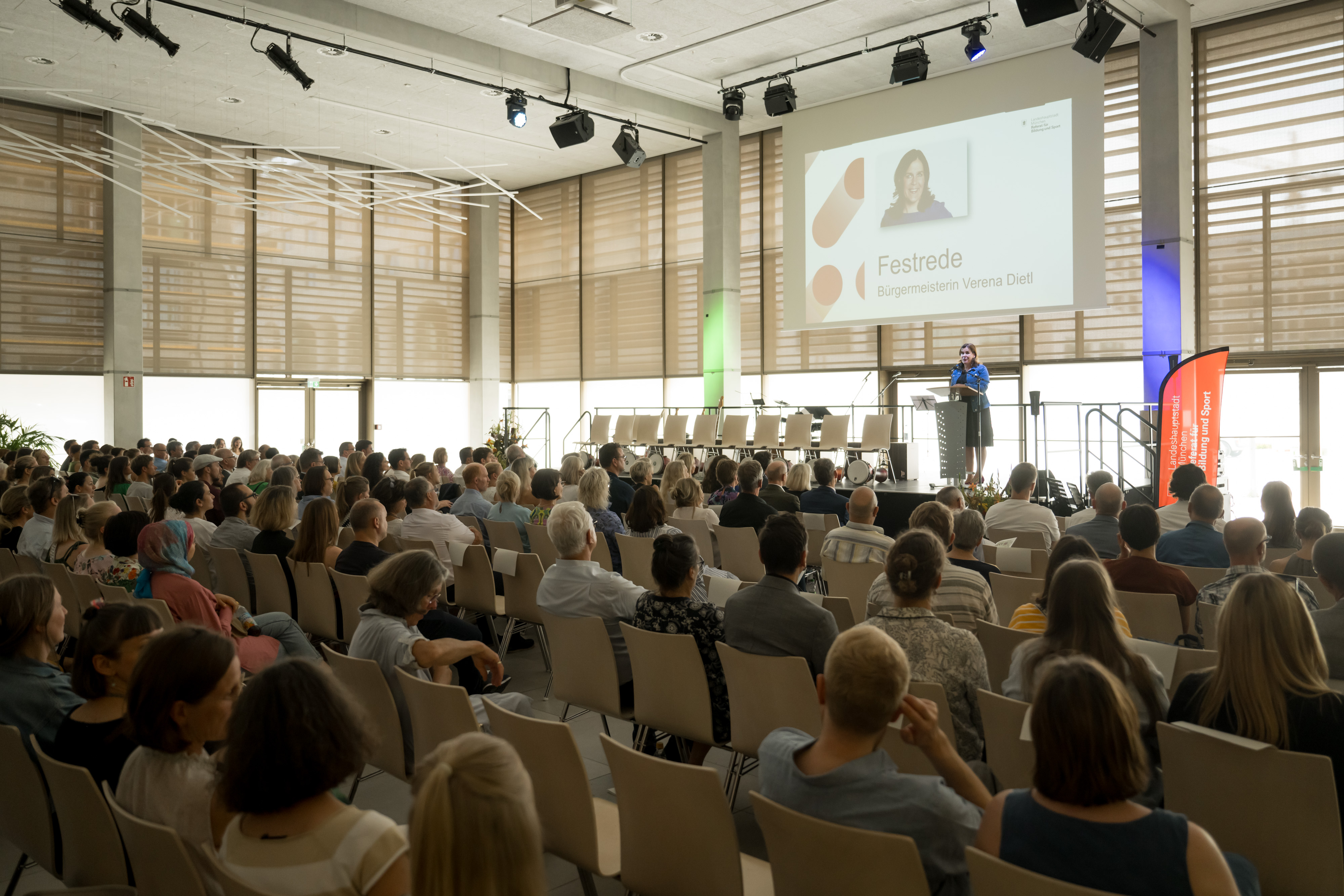 Festakt zu fünf Jahren Campus in der Mensa des Campus.