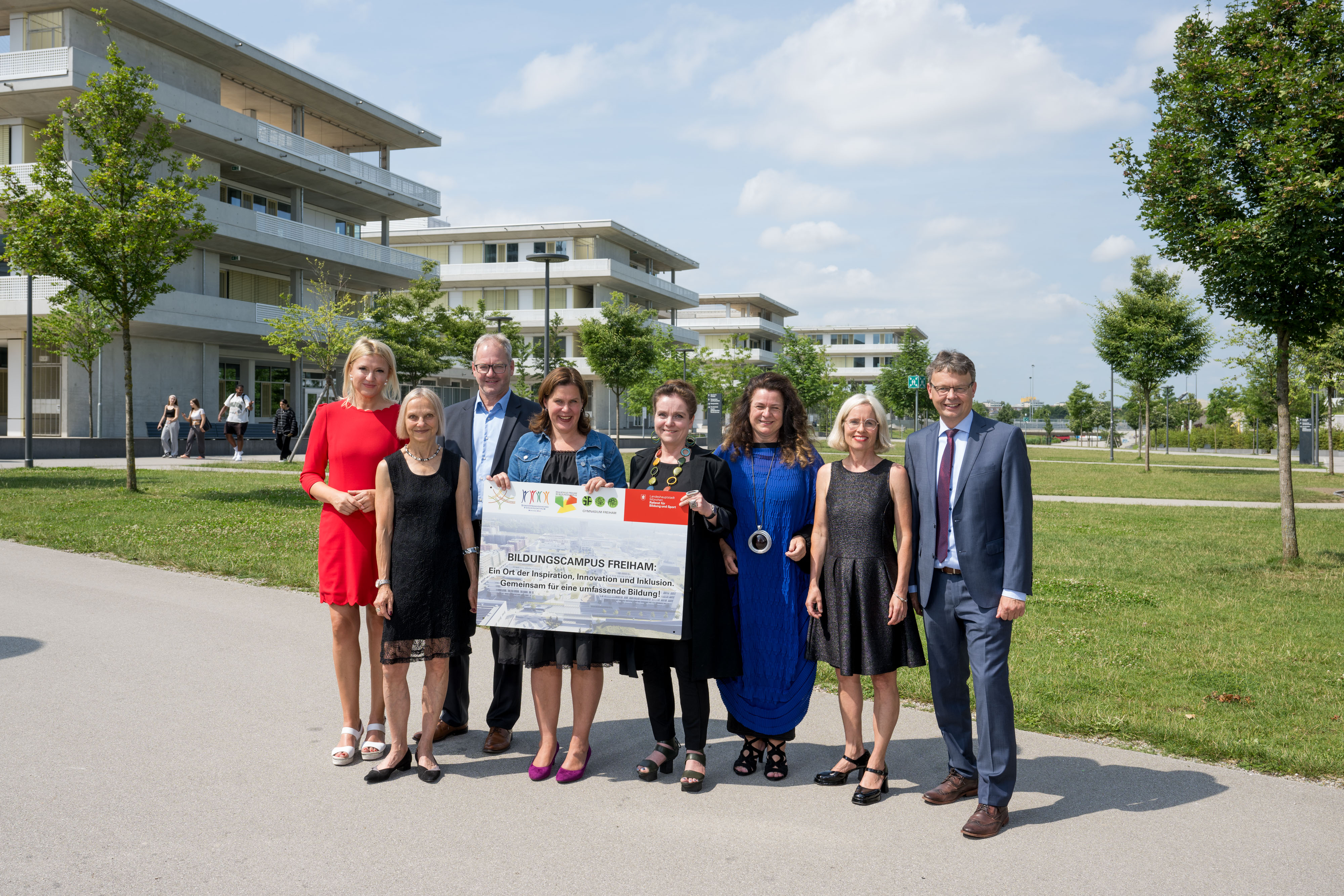Eine Jubiläumstafel für den Campus: (v.l.) Schulleiterin des Förderzentrums Susanne Leogrande, FOS-Schulleiterin Dagmar Schewe, Philipp Volkmer vom Bildungsreferat, Bürgermeisterin Verena Dietl, Jeanne-Marie Ehbauer vom Baureferat, Schulleiterin der Grundschule Eva Wobido, Schulleiterin der Realschule Judith Schneider sowie Schulleiter des Gymnasiums Thomas Schranner.