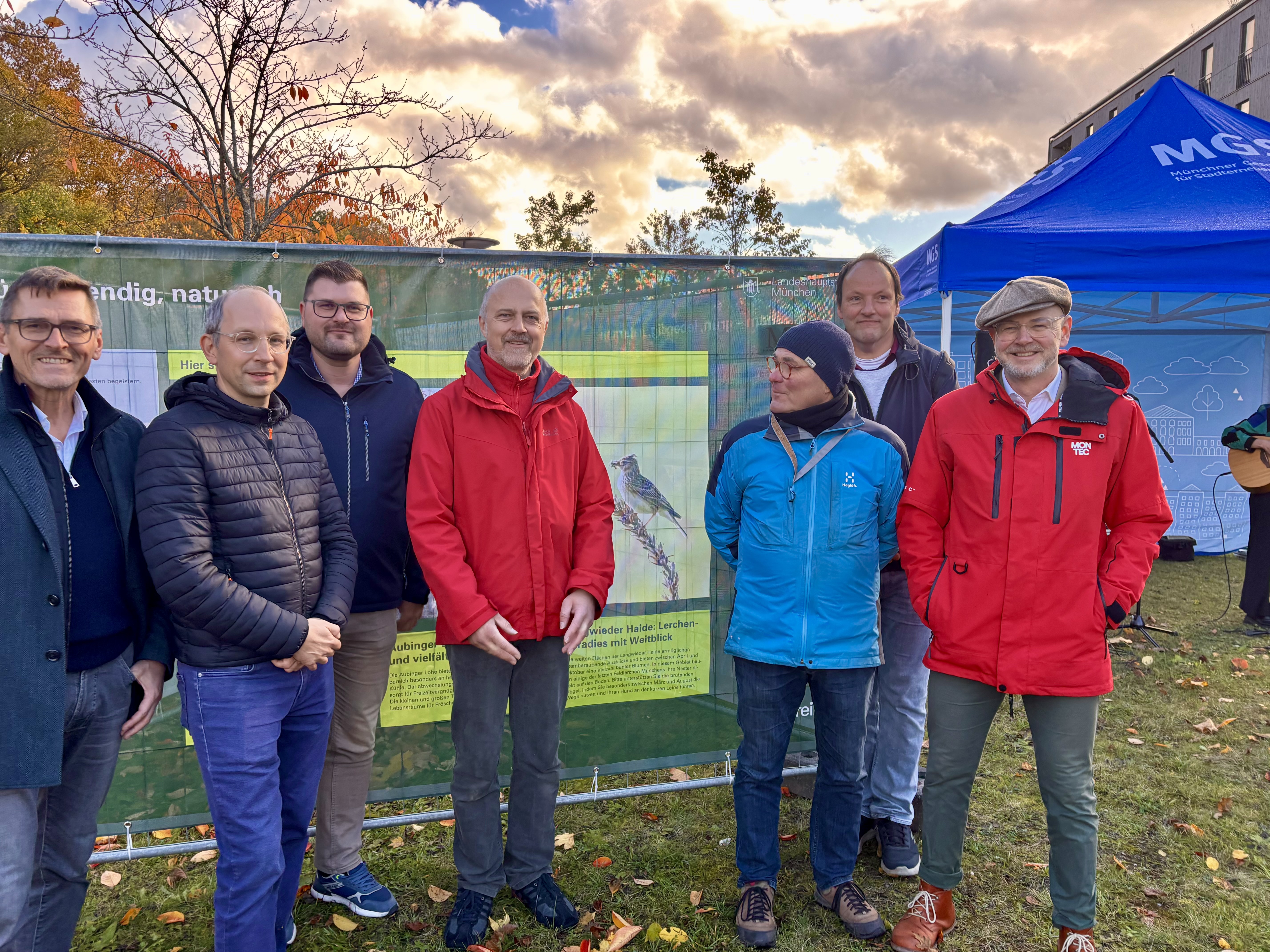 Vernissage mit (vl.) Andreas Herrmann (Baureferat), Stadtrat Nikolaus Gradl, Sebastian Kriesel, Reinhold Petrich (mgs), Boris Schwartz, Daniel Genée (mgs) und Marco Hölzel (Baureferat)