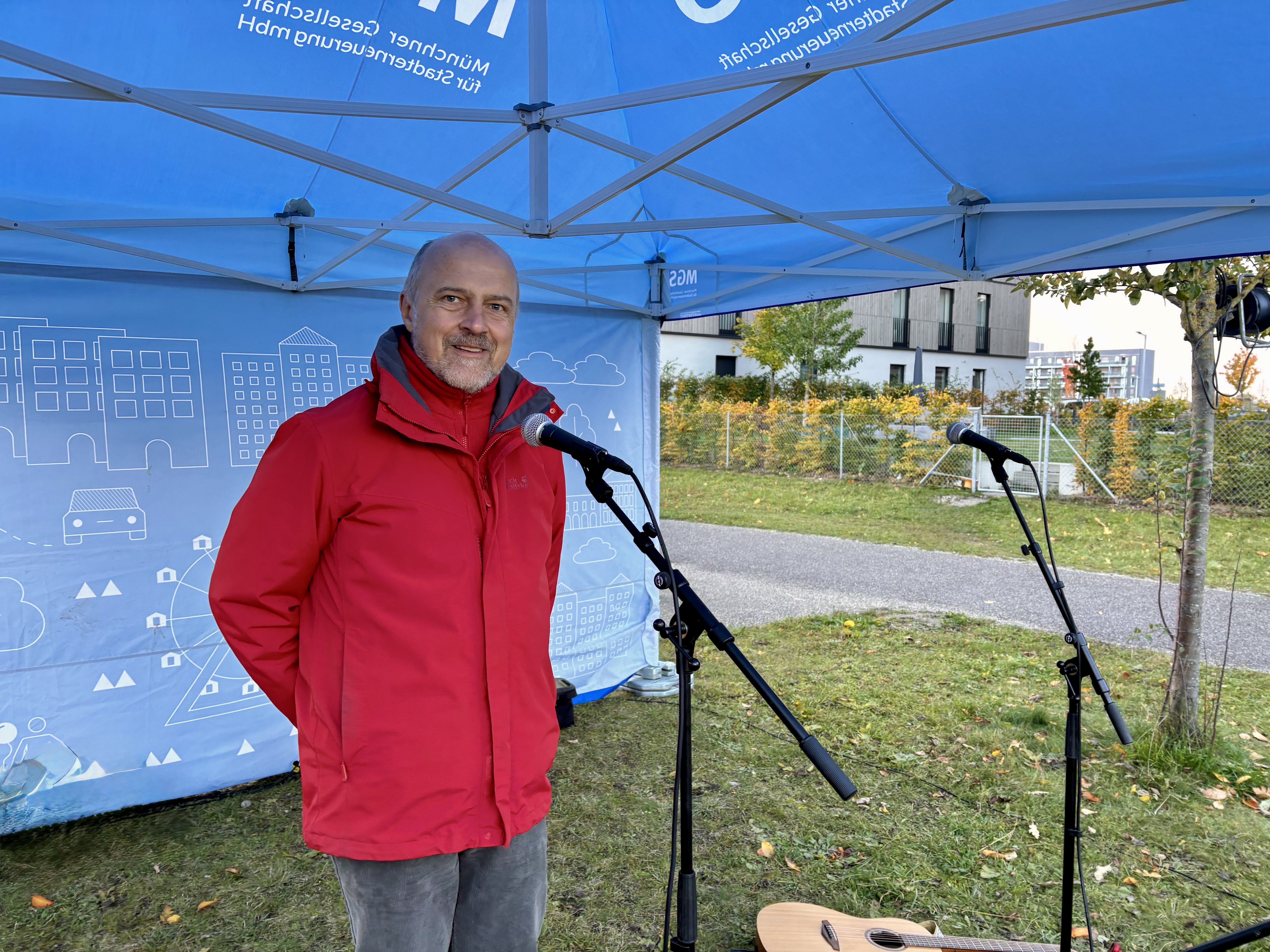 Stadtteilmanager Reinhold Petrich eröffnete die Vernissage