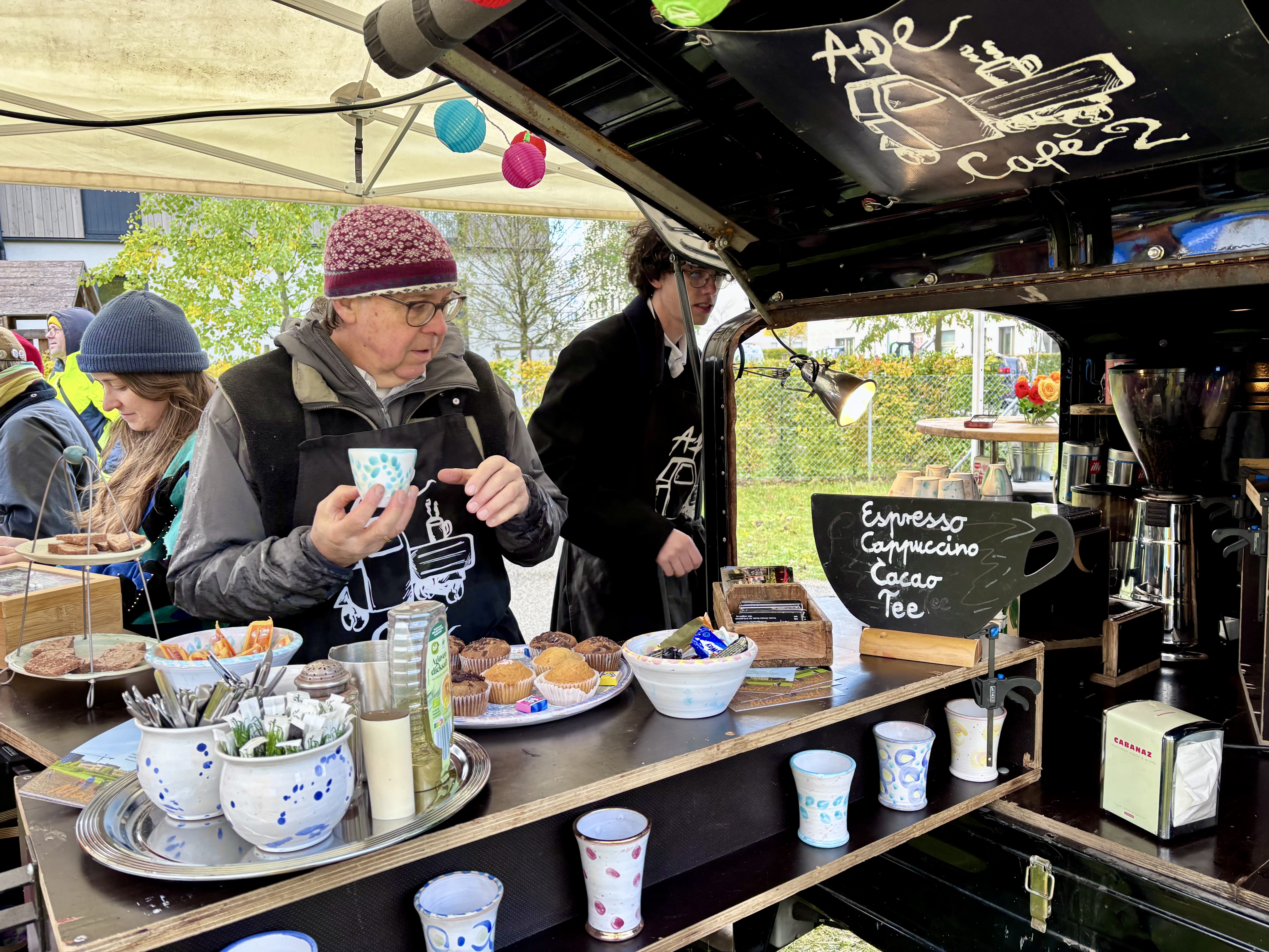 Vernissage-Happening mit Kaffee, Tee, Muffins und Livemusik im Grünstreifen