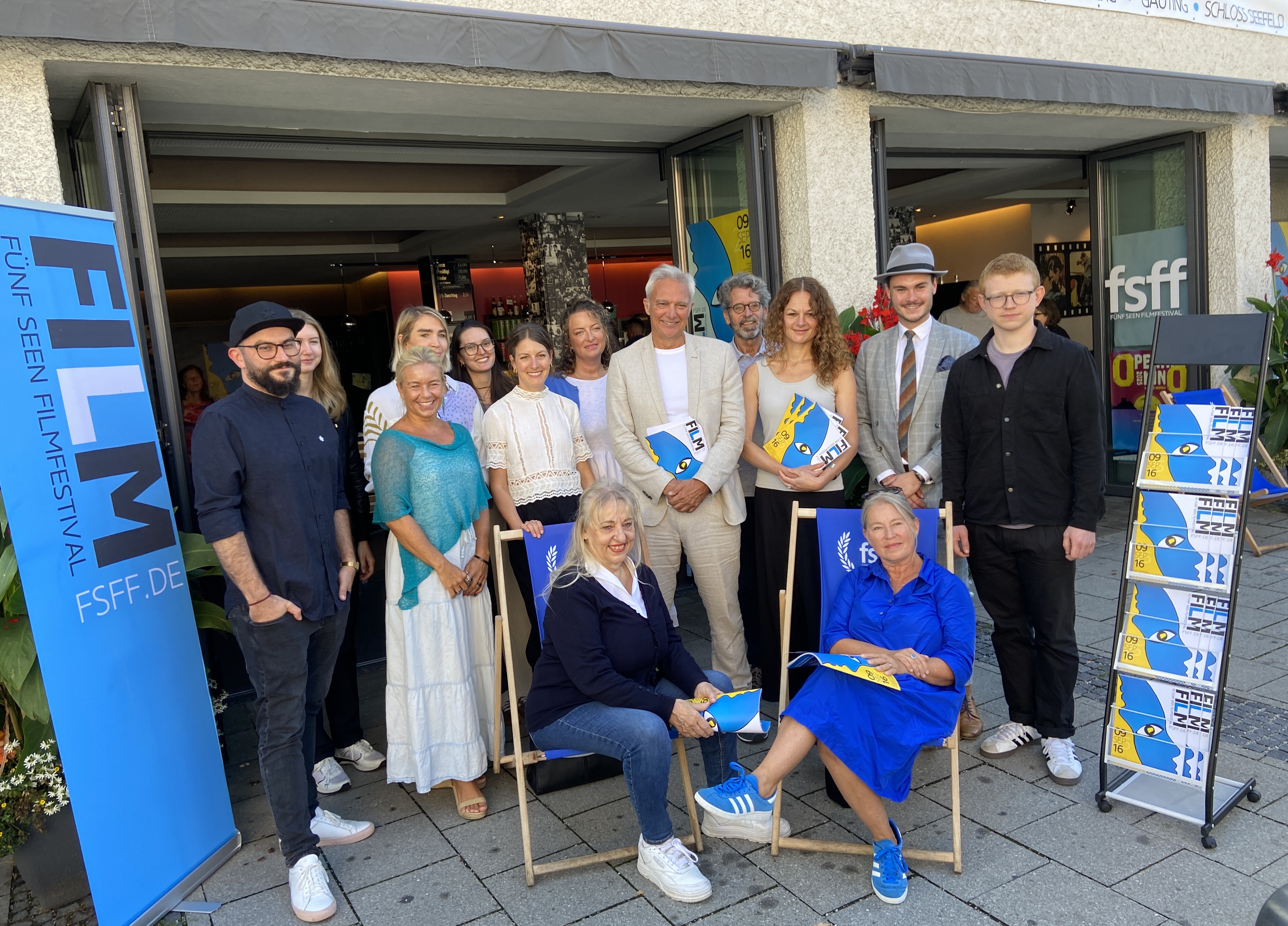 Regisseur vom Kinofilm „Zweigstelle“ Julius Grimm, vom fsff-Team Lilly Rösler, Lydia Basu, Lara Schimpf, Vanessa Meyer, Katharina Neuner und Diana Dickmann, Festivalleiter Matthias Helwig, Martin Baranowski, Organisationsleiterin Veronika Osterauer und Max Speitel vom Team und Regisseur vom „Bubbles“ Sebastian Husak. Vorne die Schauspielerin Johanna Bittenbinder und Architektin Ina Laux, die Co-Kuratorin der Reihe „Conflict & Comnunity“. © Dominik Petzold