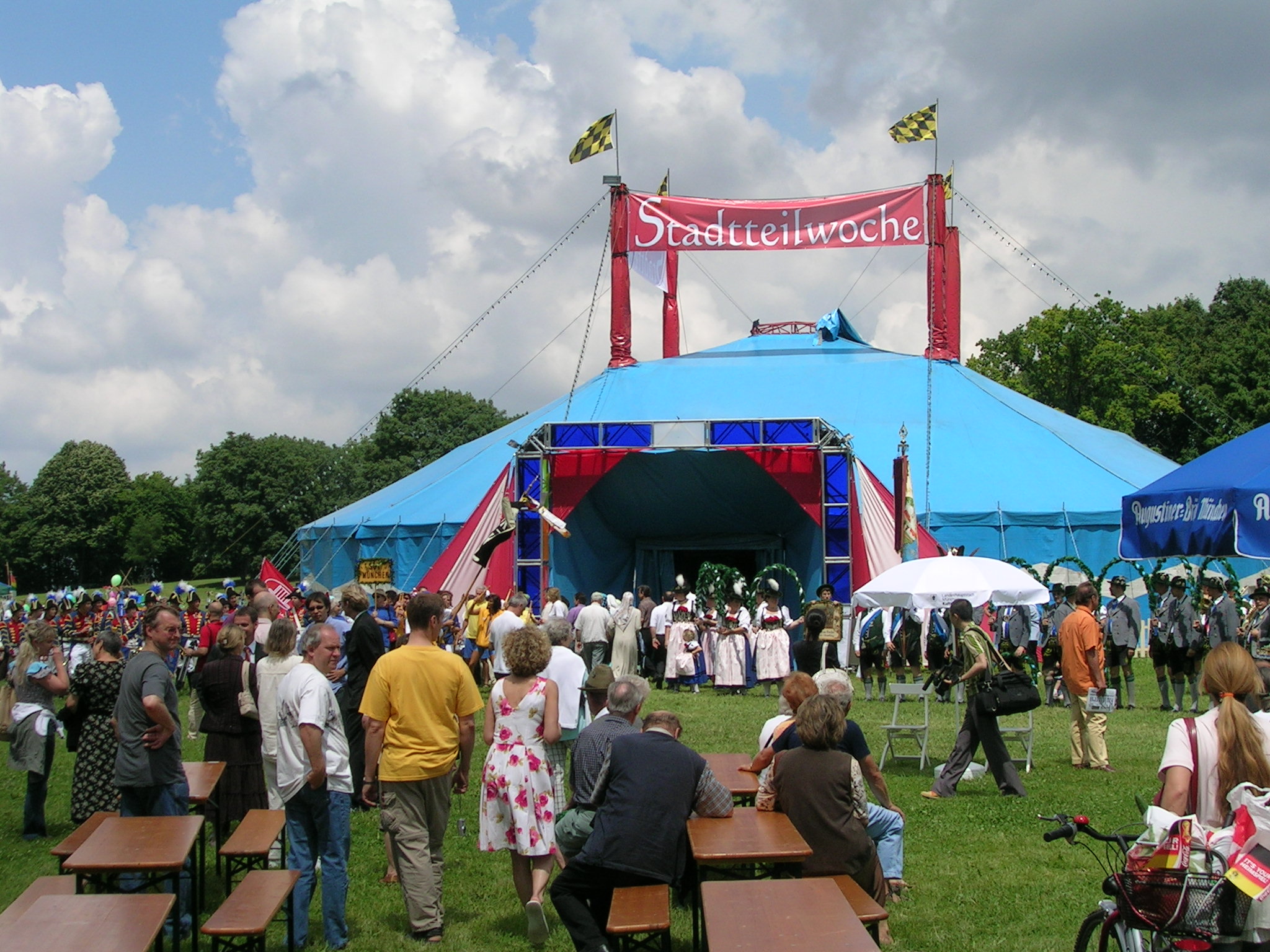 Stadtteilkulturwoche: Ein Zirkuszelt (im Bild in Neuhausen) soll auf der Belandwiese aufgestellt werden.