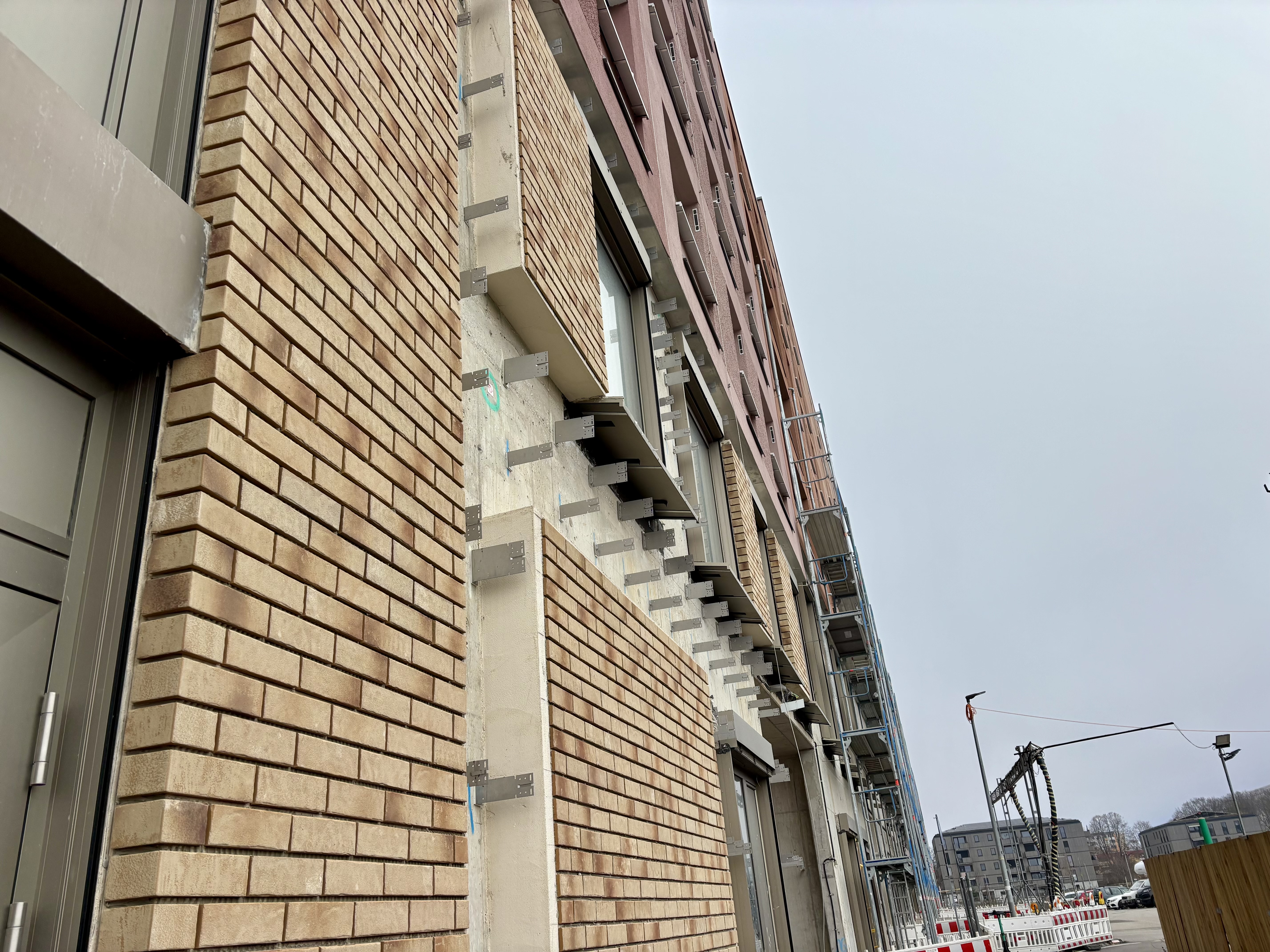 Die bestehende Klinkerfassade kommt ab.