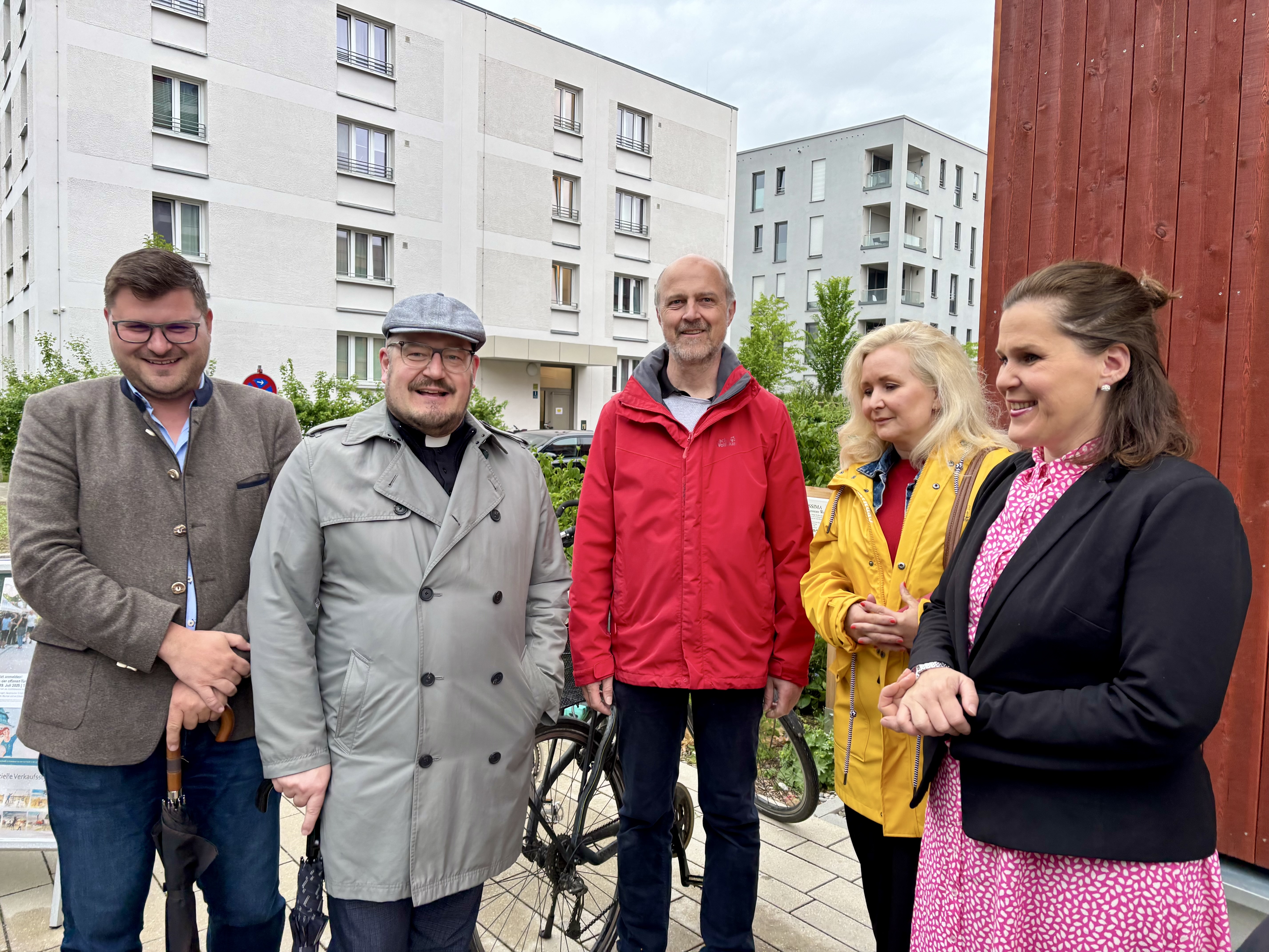 Spaziergang in Freiham mit Sebastian Kriesel, Initiator Pfarrer Stefan M. Huppertz, Reinhold Petrich,Monika Strohmayer und Bürgermisterin Verena Dietl (v.l.).