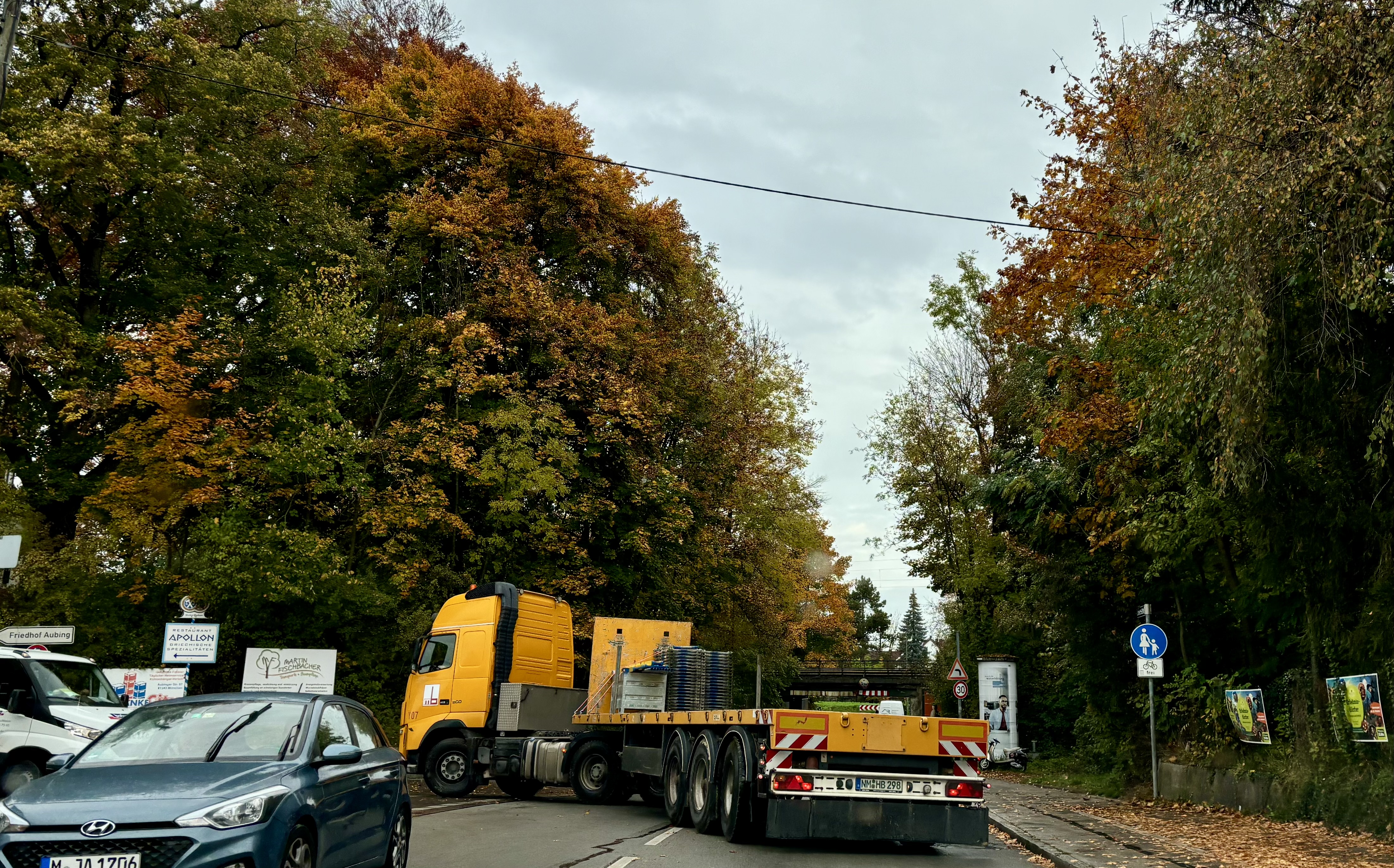 Abbiegen in die Pretzfelder Straße: da kommt es zu Rückstau und auch mal Ausweichmanövern über den super schmalen Fußweg.