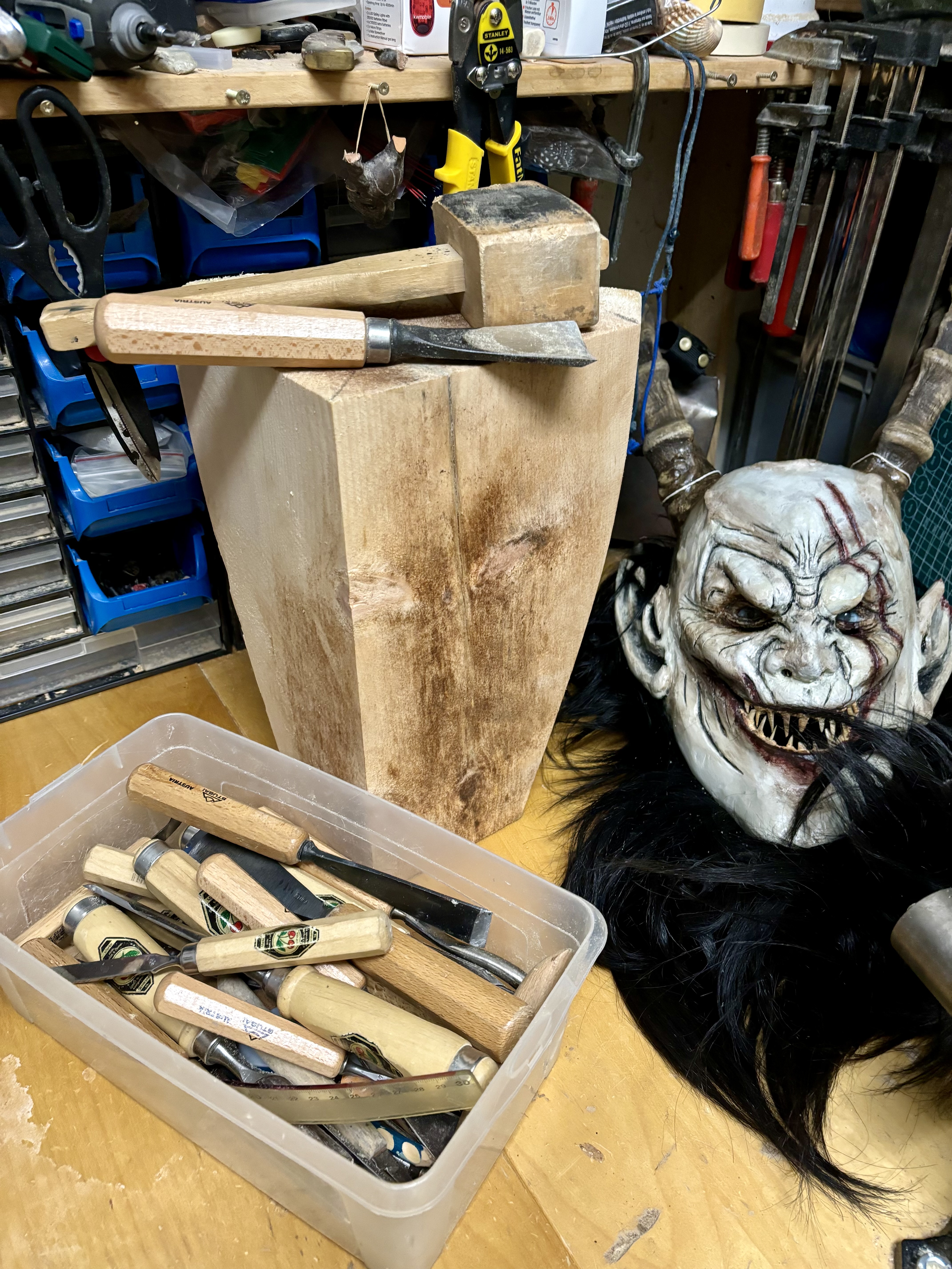 Am Anfang ist der Holzklotz. Rund 100 Stunden später ist die Maske fertig.