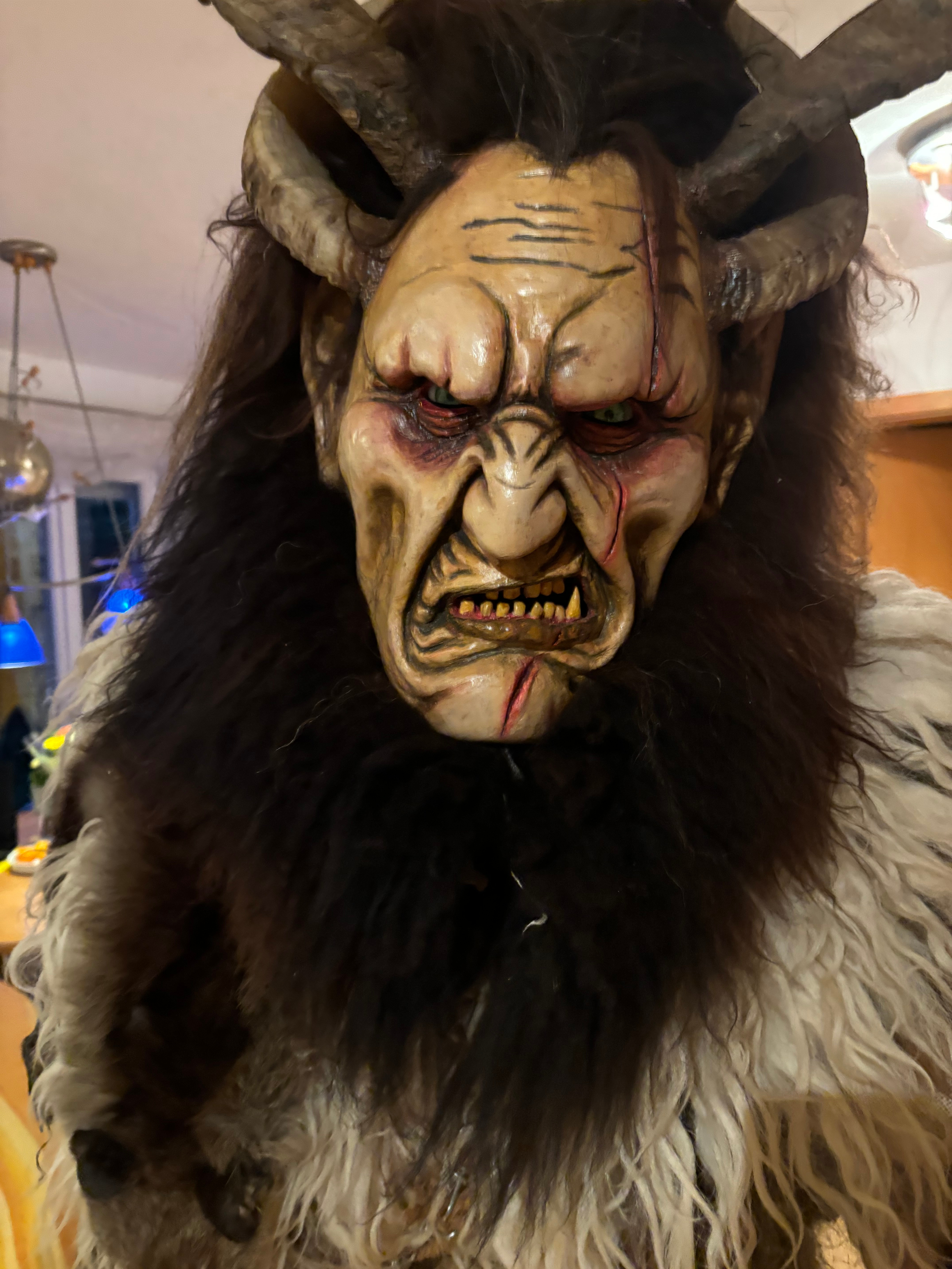 So sieht die fertige Maske aus, diese hier hat Elias gemacht.