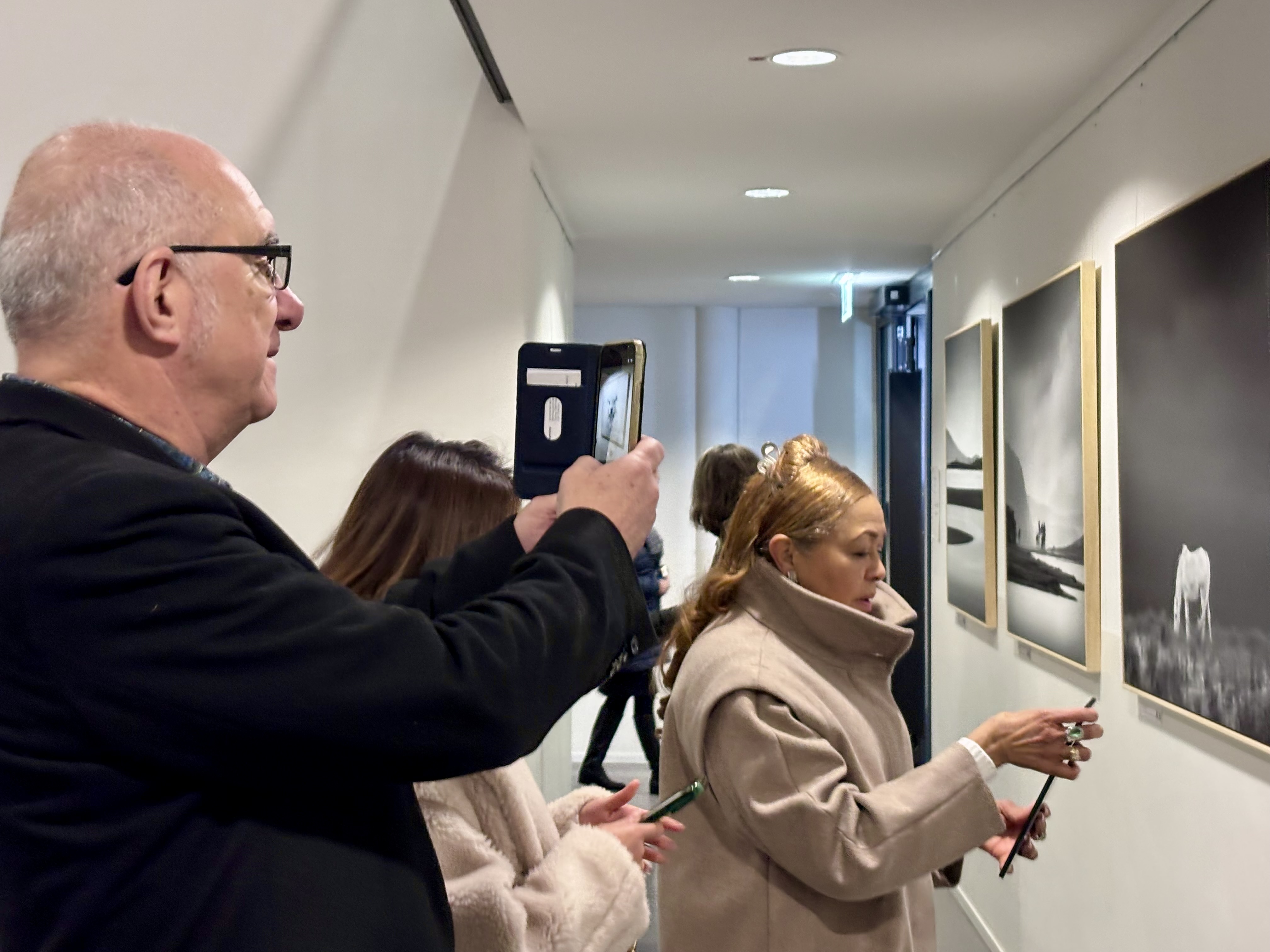 QR-Codes an den Bildern geben weitere Infos über Preise und verweien auf die Webseite von Jens Winkler.