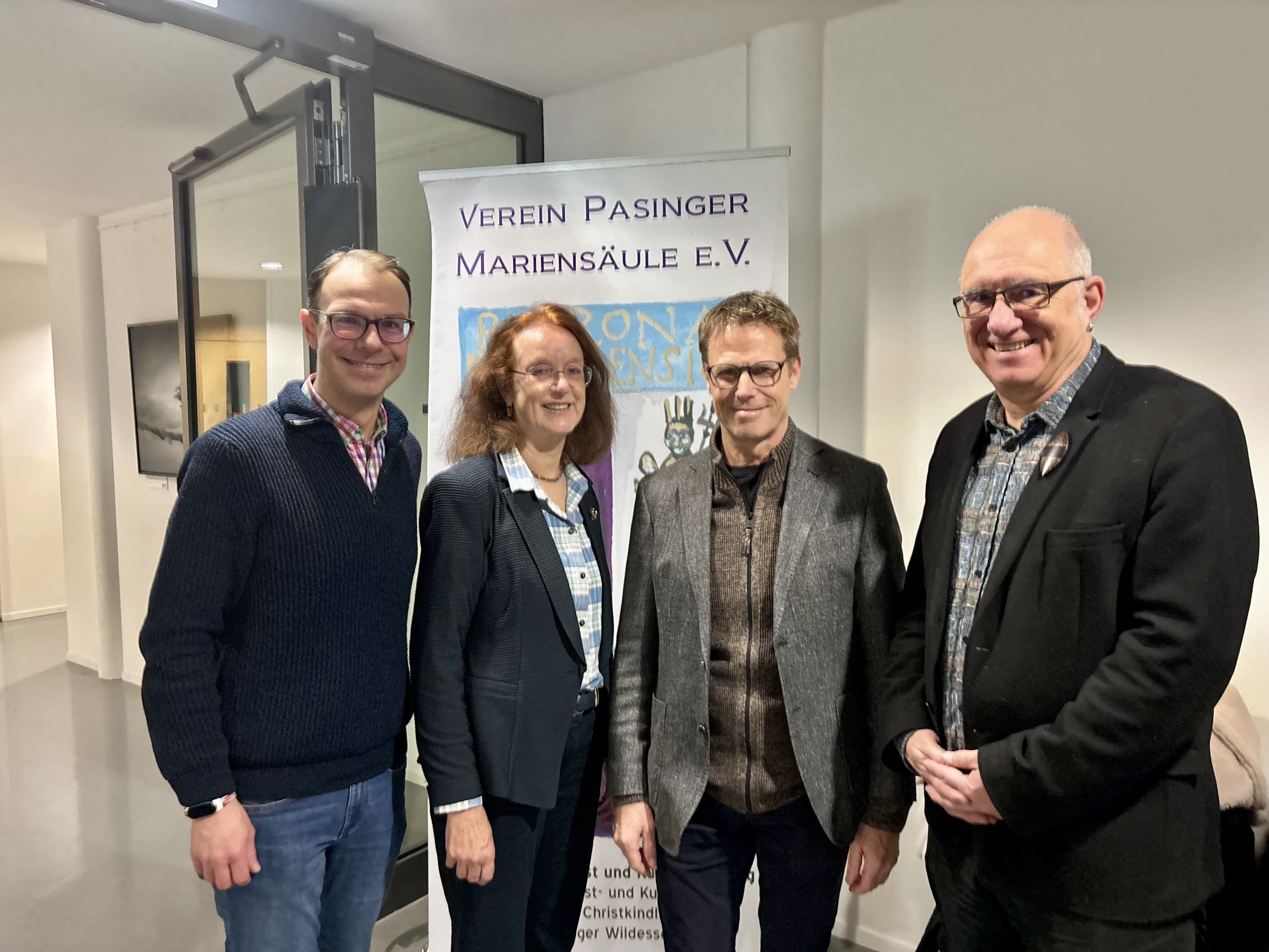 Vernissage mit Jens Winkler (2.v.r.) und dem Pasinger Marienssäule-Verein hinter der Ausstellung, v.l. Sven Wackermann, Vereinsvorsitzende Maria Osterhuber-Völkl und Frieder Vogelsgesang.