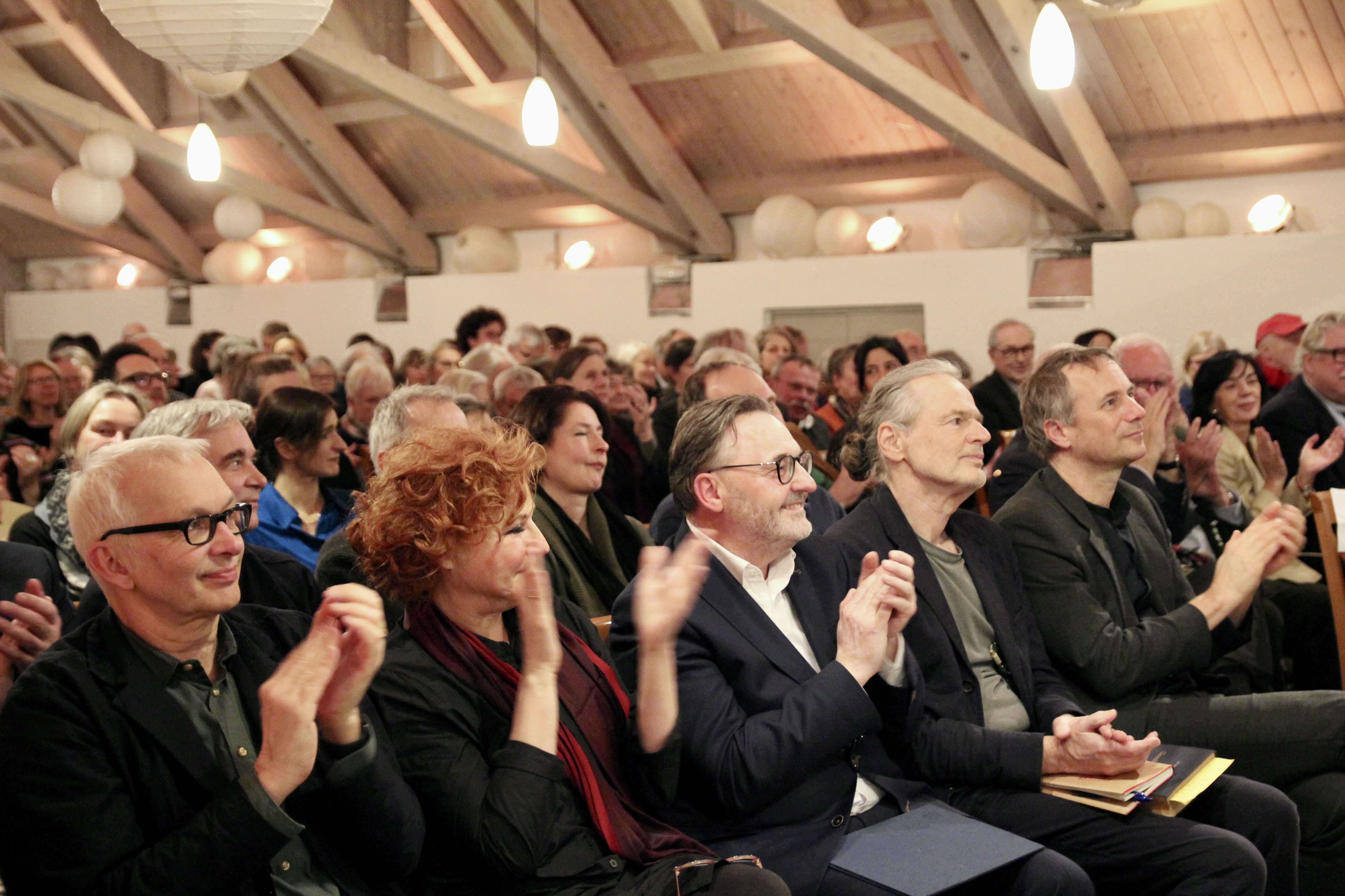 Voller Jella-Lepman-Saal zur Preisverleihung, vorn Thomas Winkler, Sabine Rückert, Kulturreferent Anton Biebl, Wolf Haas und sein Verleger Jo Lendle vom Hanser-Verlag (v.l.).