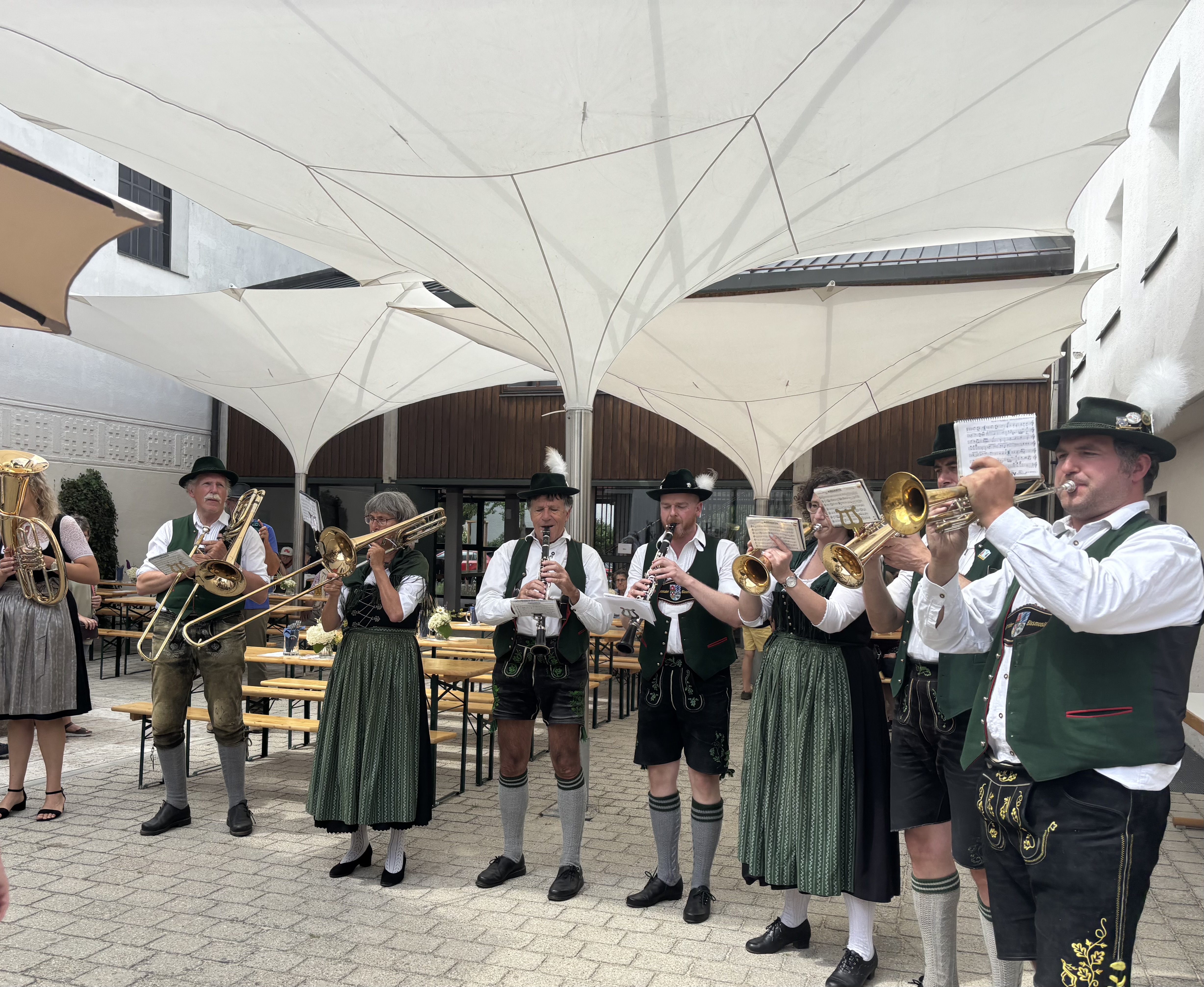 .. und zünftiges Einweihungsfest mit Musik