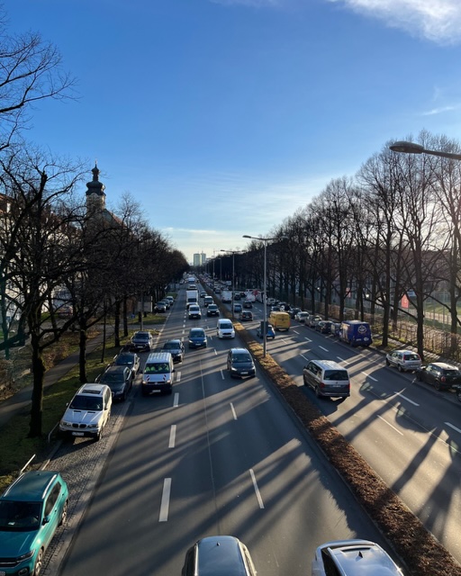 Ein Jahr lang galt Tempo 30 auf der Landshuter Allee. Am 13.1. werden die Tempo50-Schilder wieder aufgestellt.