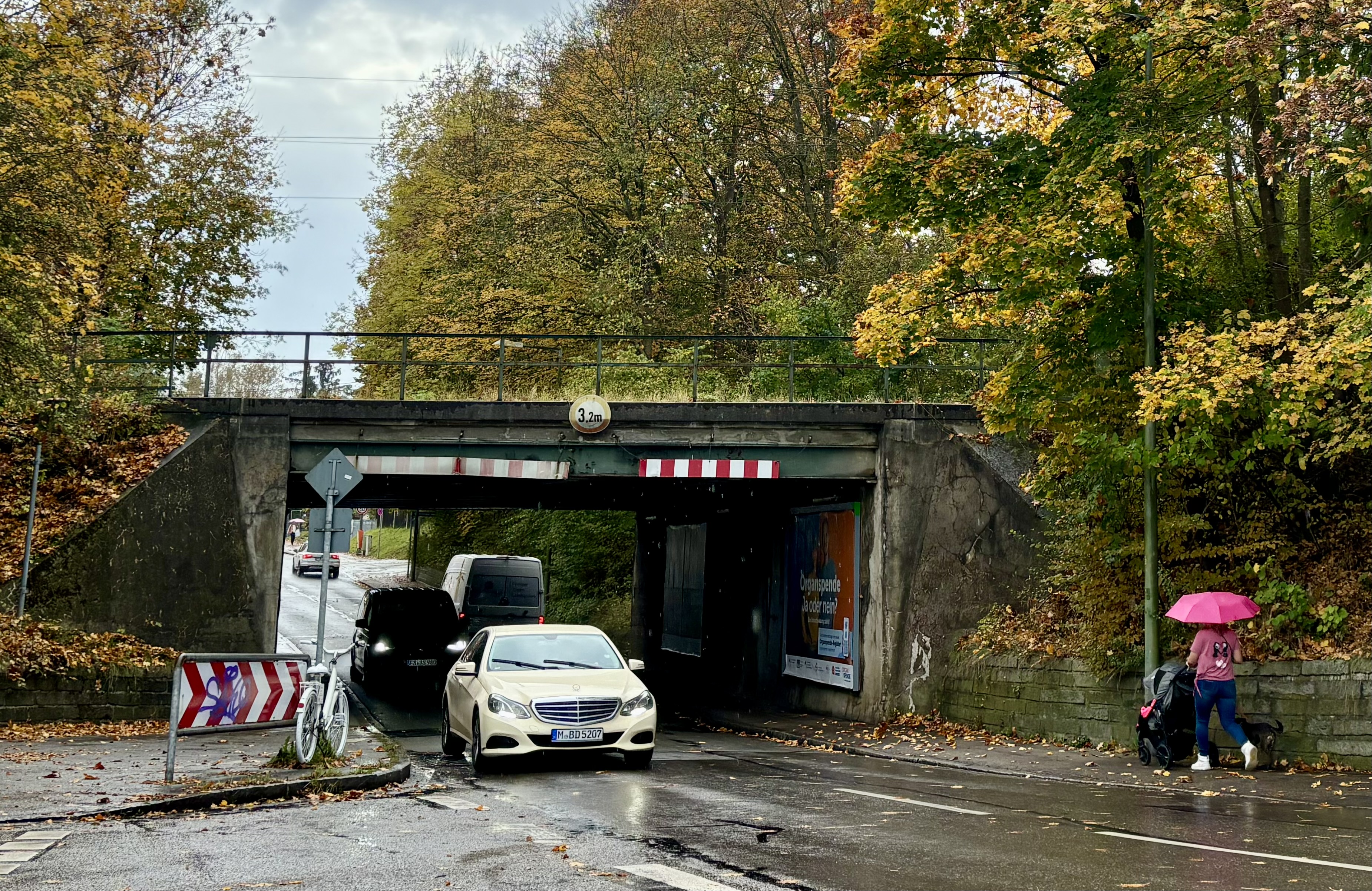 Die Limesunterführung: links das vom ADFC aufgestellte Ghostbike, das an den Unfall vom Juni erinnert.