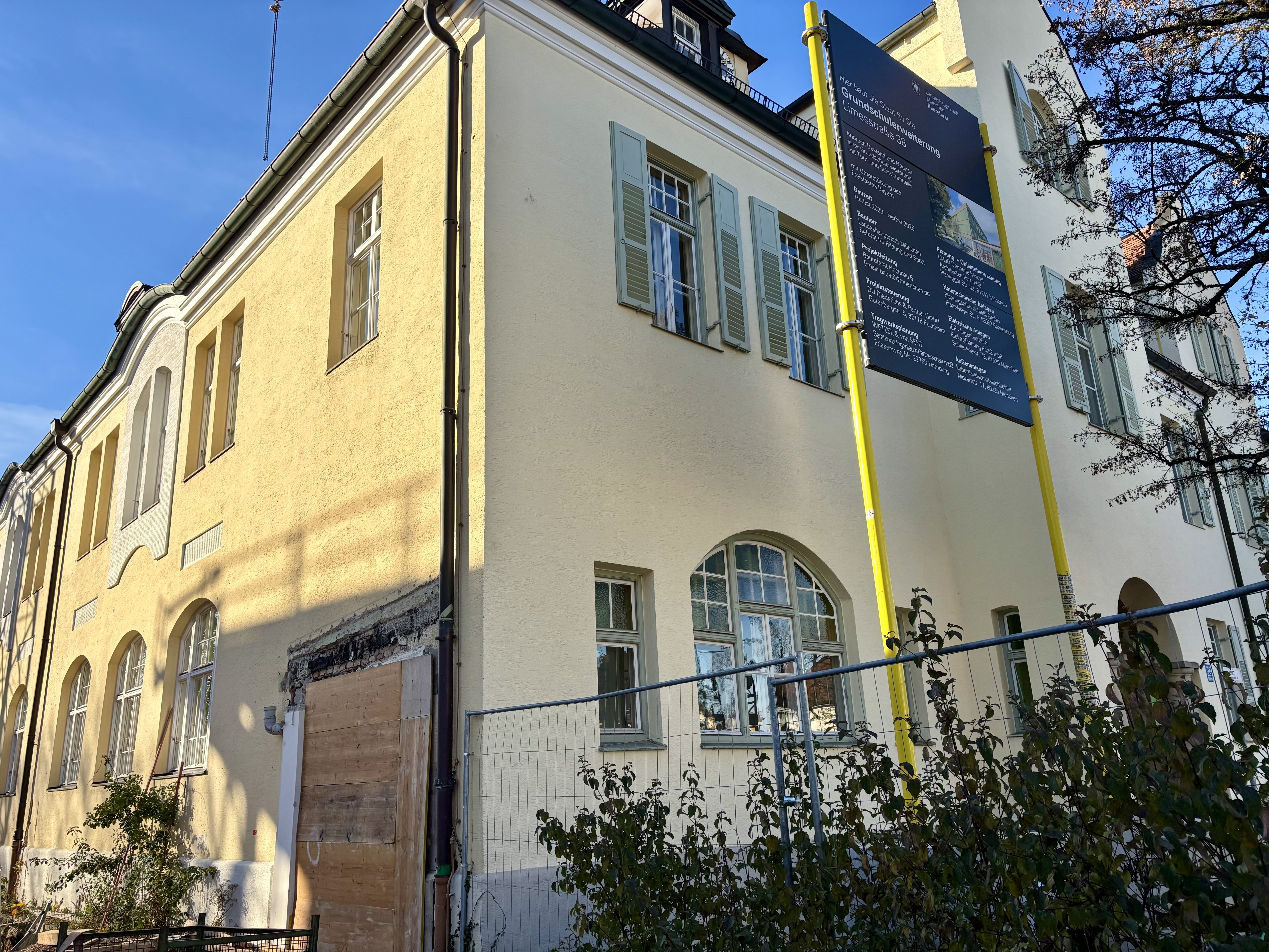 Das Bestandshaus bleibt, wie es ist. Der Durchgang zum Neuabu wird später ertüchtigt.