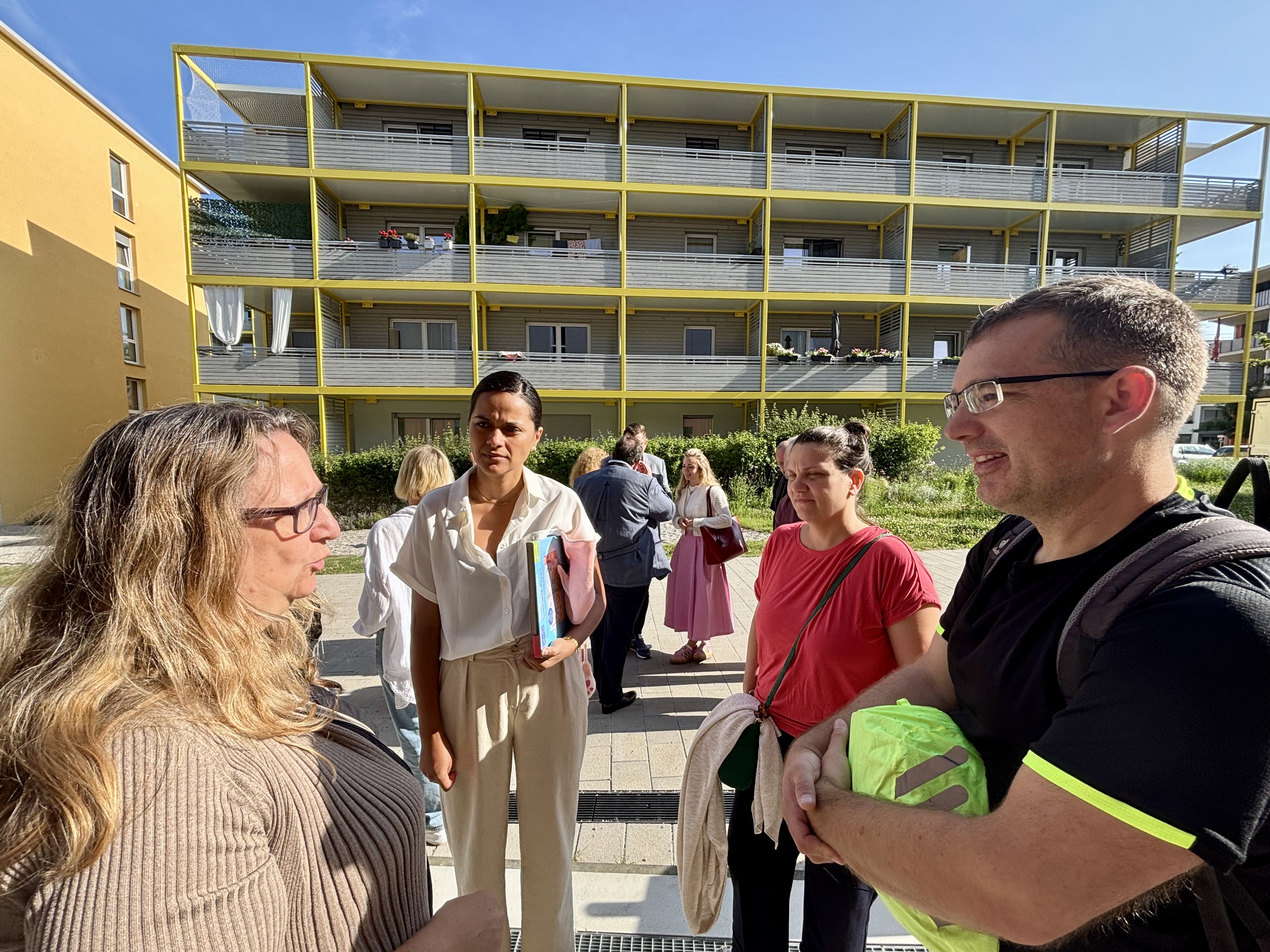 V.r. Sebastian Geiger, Natalija Stoyanova und Denise Neumann als Elternvertreter im Gespräch mit Stadträtin Alexandra Gassmann.