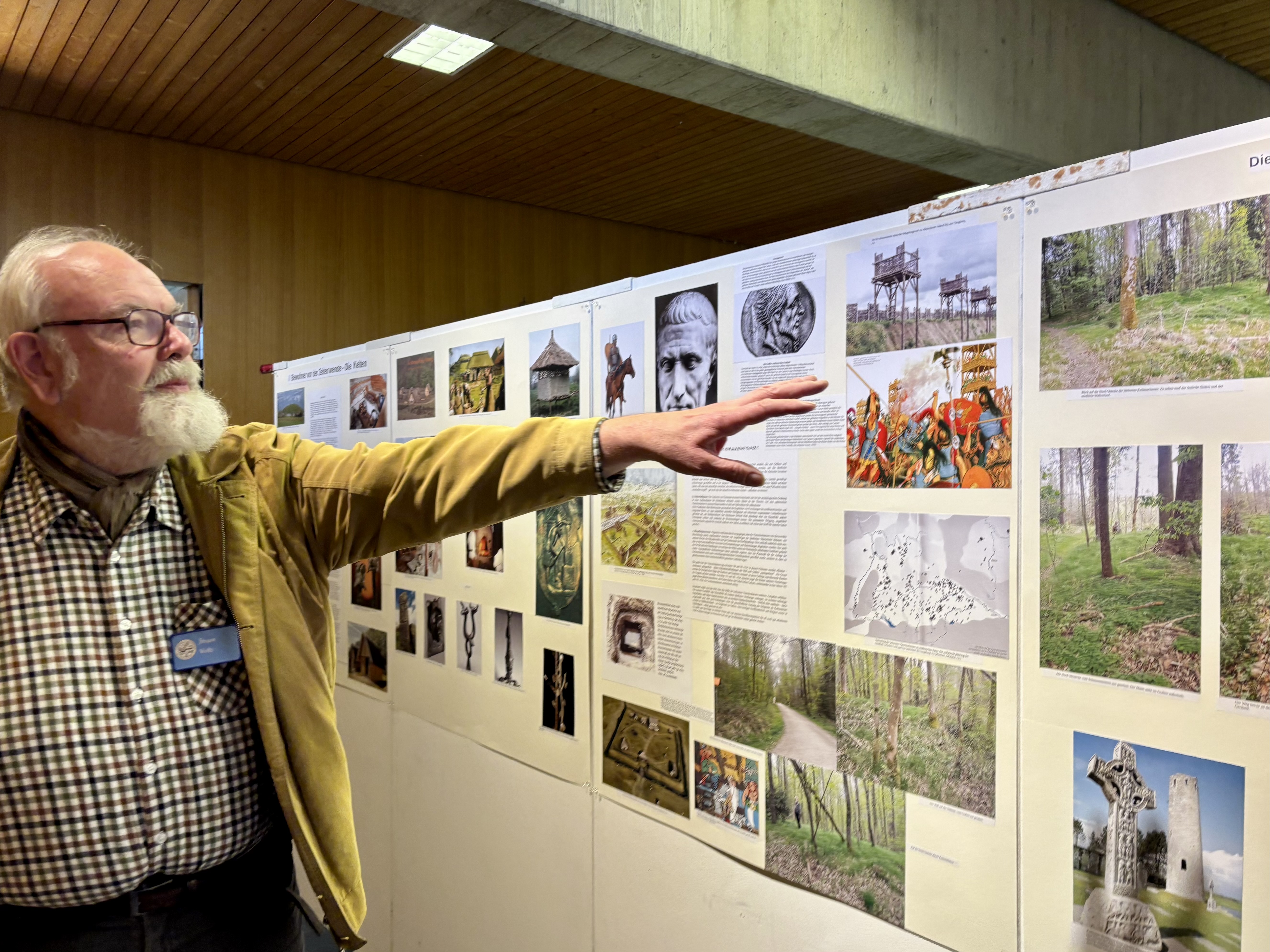 Vereinsmitglied und Historiker Jürgen Woltz erklärte die Ausstellung.