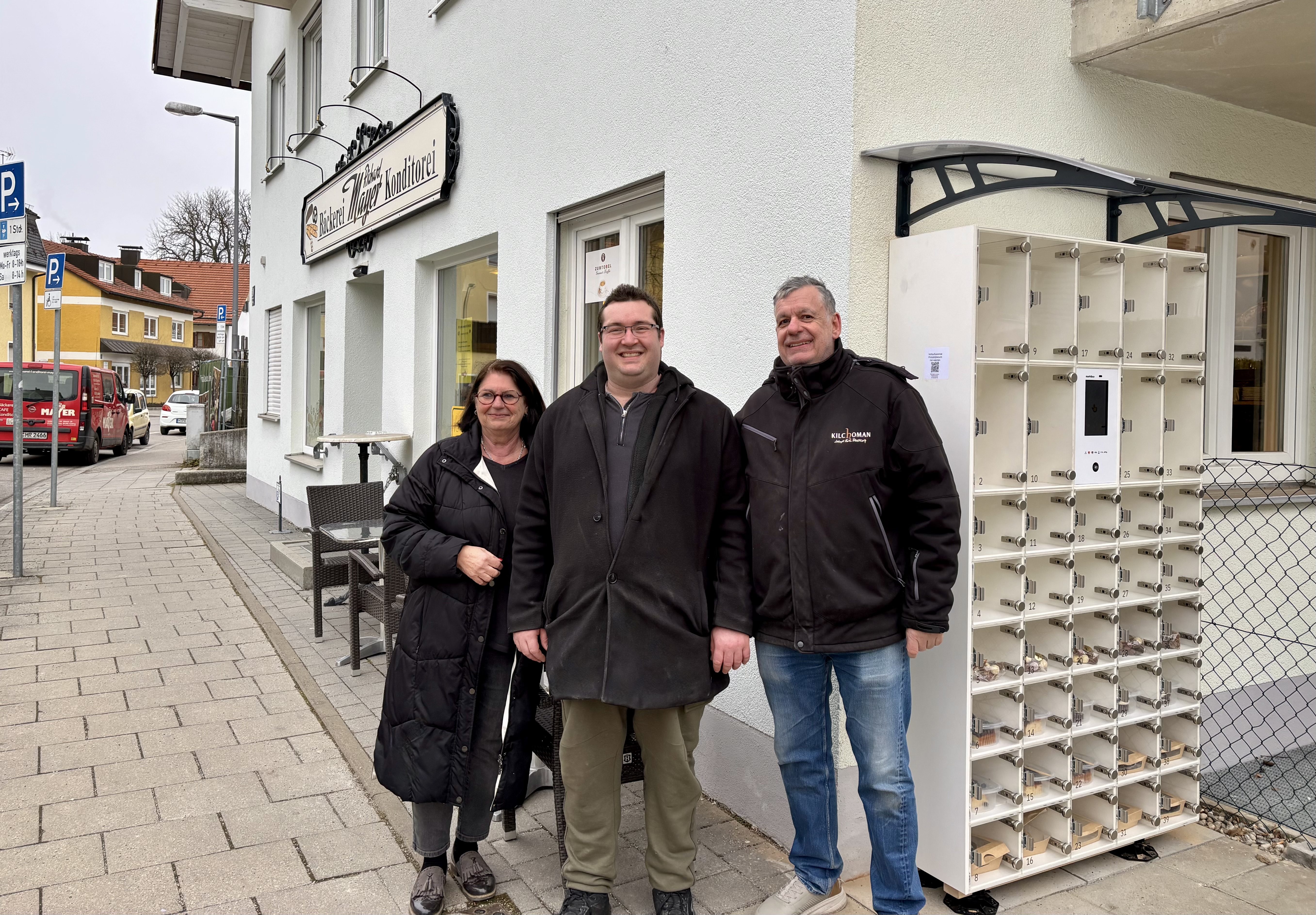Aubinger Traditionsunternehmen, dass sich freut, wieder für die Kunden da sein zu können: Richard Mayer sen, Richard Mayer jun und Christine Roth (v.l.).