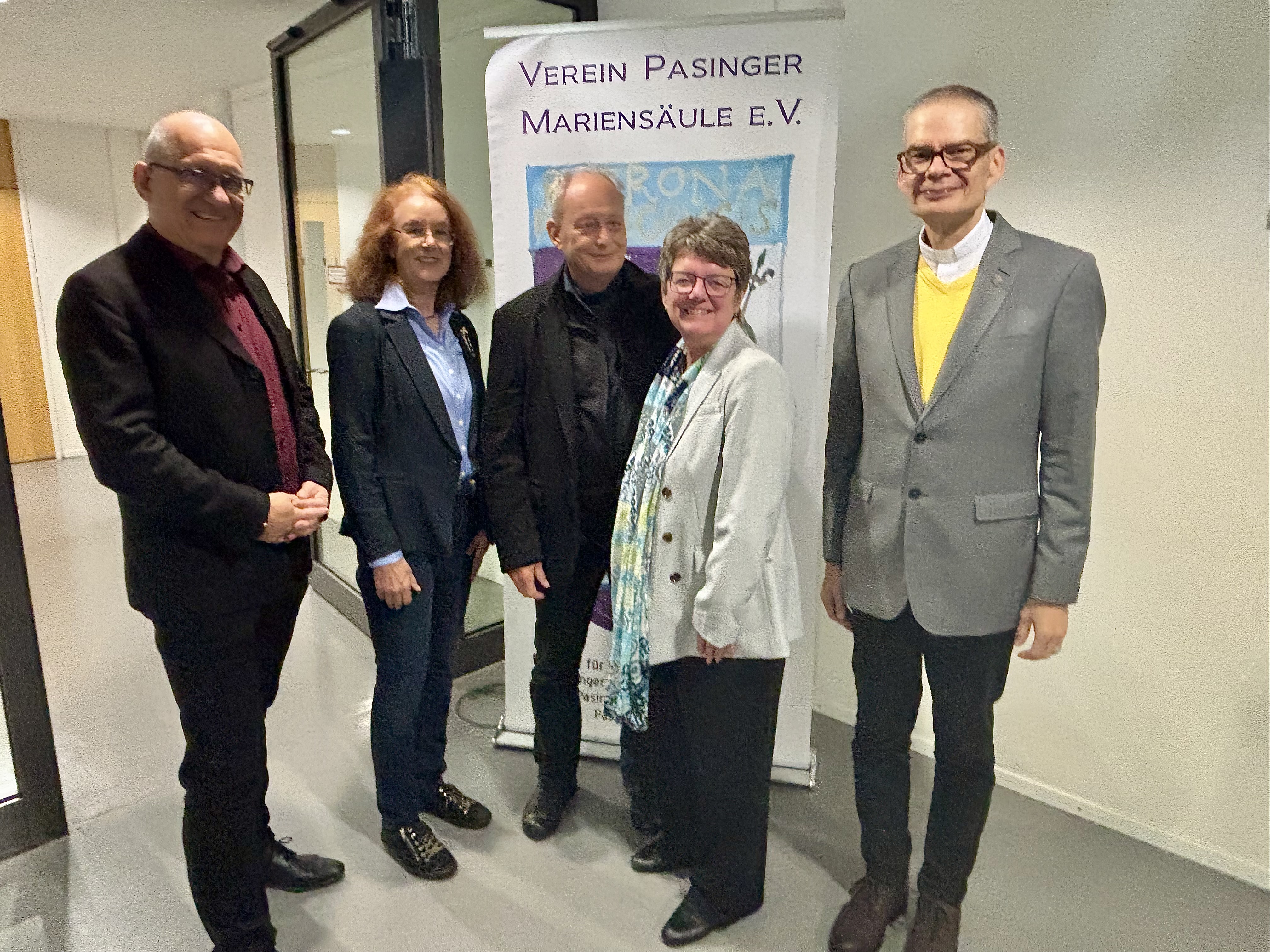 Vernissage mit Frieder Vogelsgesang, Maria Osterhuber-Völkl, Michael Meuer, Sonja Lhota und Pfarrvikar Victor Spielauer (v.l.).