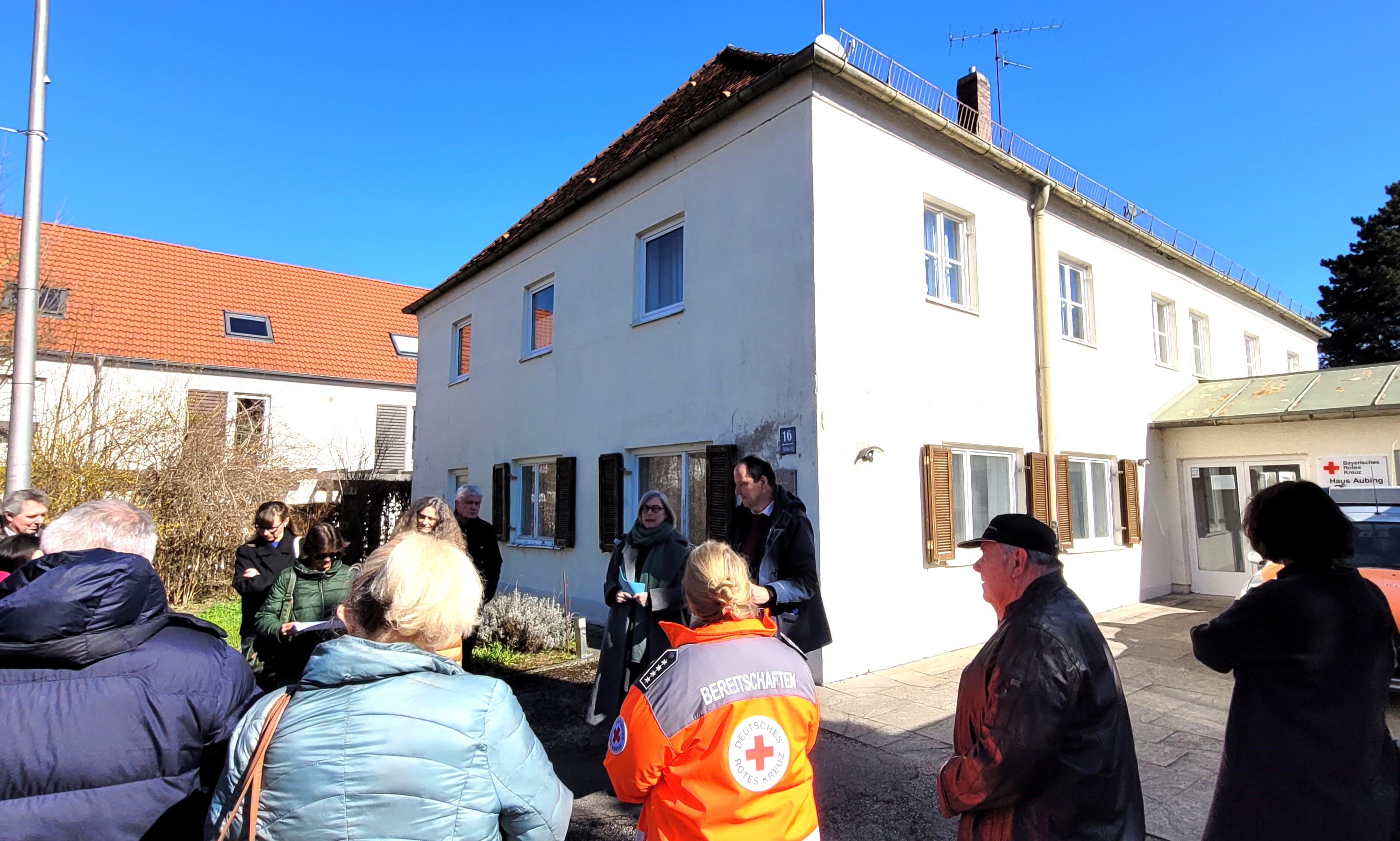 Die Alte Schule an der Altostraße 16, aktuell Sitz des Bayerischen Roten Kreuzes München West, wird denkmalgerecht und energetisch saniert. Voraussichtlicher Beginn ist im Jahr 2027, Bauzeit zwei bis drei Jahre. Zum Umfang gehört u.a. der Einbau einer Wärmepumpe, Innendämmung, Photovoltaik-Elemente. Der Anbau aus den 1950er Jahren (rechts im Bild) wird abgerissen und durch einen separaten Multifunktionalsaal ersetzt, der von allen Aubinger Vereinen genutzt werden kann. 