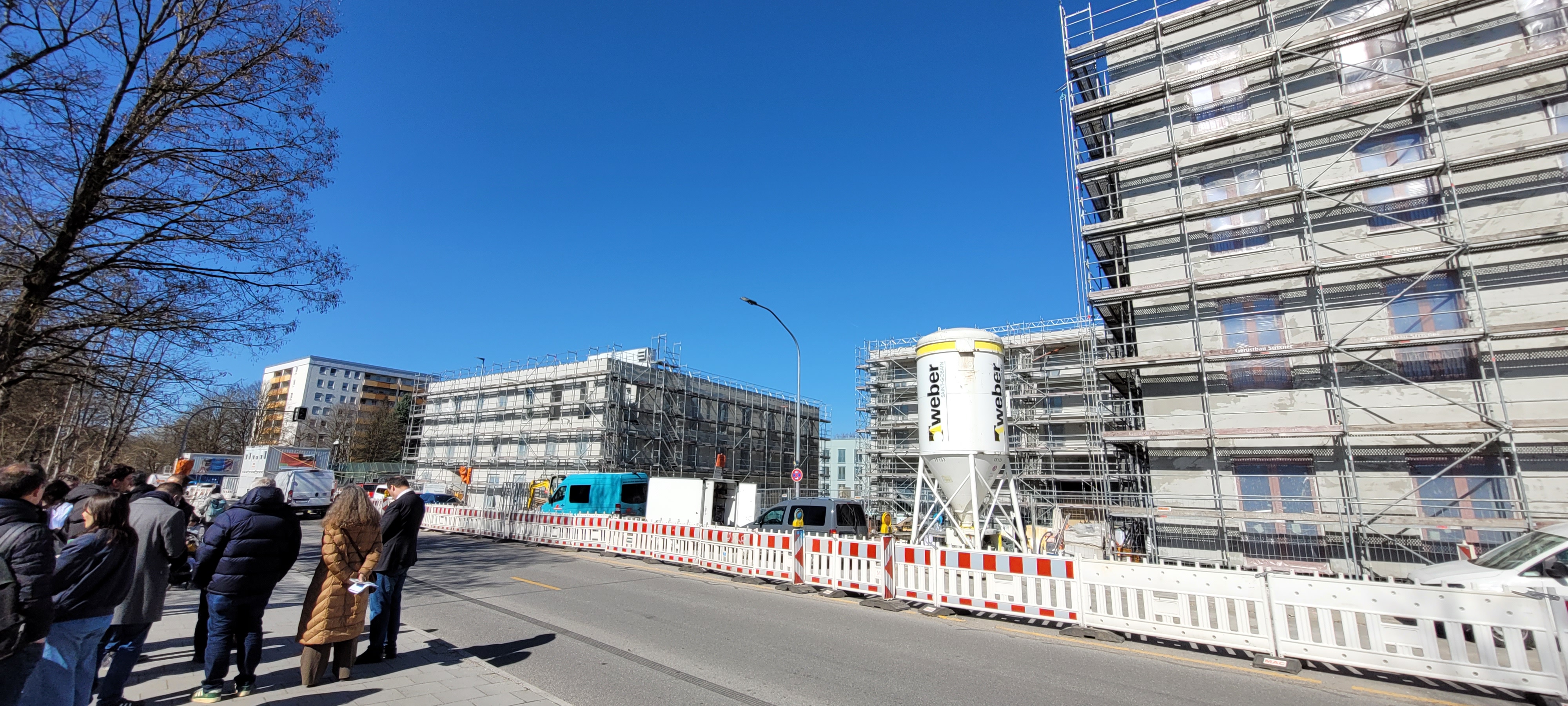 An der Wiesentfelser Straße entsteht an Stelle des abgerissenen Nahversorgungszentrum ein Neubau mit 50 Wohneinheiten und bis zu zwölf Gewerbeeinheiten plus Supermarkt, außerdem Raum für das SOS-Familienzentrum und Grünanlagen, die eine fußläufige Verbindung zum Grünband Neuaubing-Freiham bekommen. (Bezugsfertig voraussichtlich Sommer 2026).