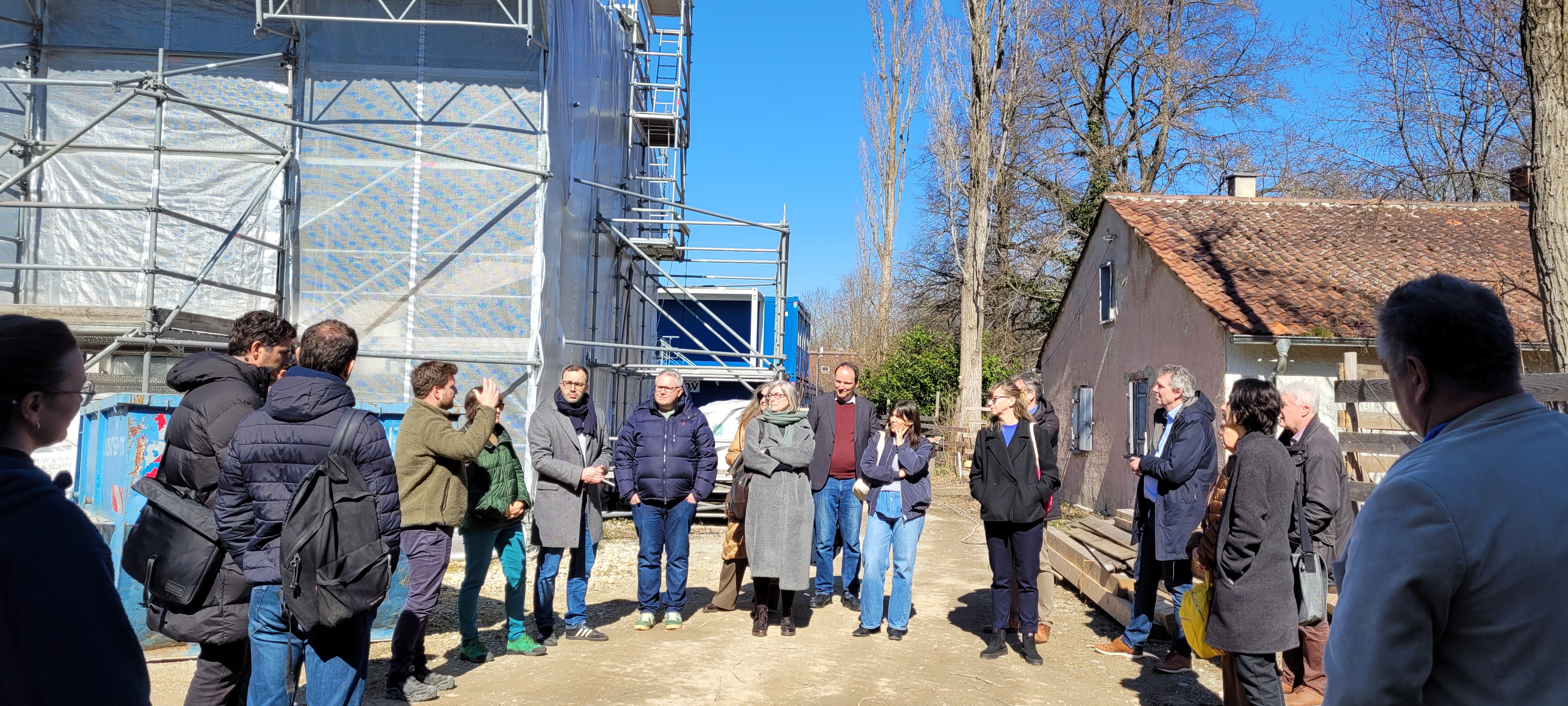 An der Ehrenbürgstraße, dem Gelände des ehemaligen Zwangsarbeiterlagers, wurde mit der behutsamen Gesamtsanierung begonnen. In den Jahren zwischen 1942 und 1945 lebten dort Menschen, die vom damaligen Regime zur Arbeit im nahegelegenen Reichsbahnausbesserungswerk gezwungen wurden.  Entstehen soll ein Erinnerungsort, als Dependance des NS-Dokumentationszentrums. Der erste Bauabschnitt ist in vollem Gange, der zweite Bauabschnitt beginnt Ende 2026.