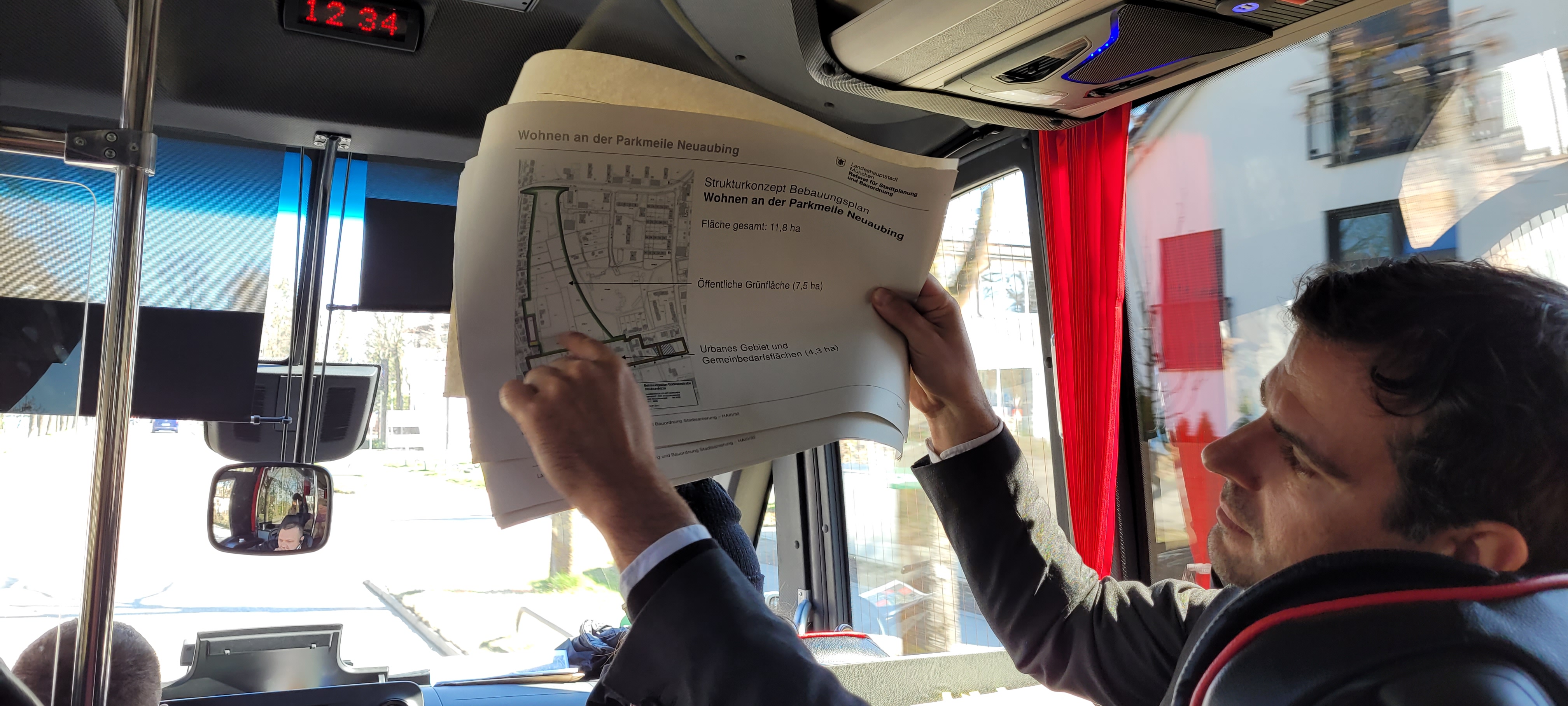 Im Vorbeifahren wurde der Bebauungsplan des Projektes „Wohnen an der Parkmeile Neuaubing“ entlang der Bodenseestraße erläutert. Auf den Flächen, die aktuell hauptsächlich gewerblich genutzt werden, sind 430 neue Wohnungen geplant sowie eine öffentliche Grünfläche. Ziel ist es, den Bebauungsplan bis 2026 abzuschließen und anschließend einen Architekturwettbewerb durchzuführen.