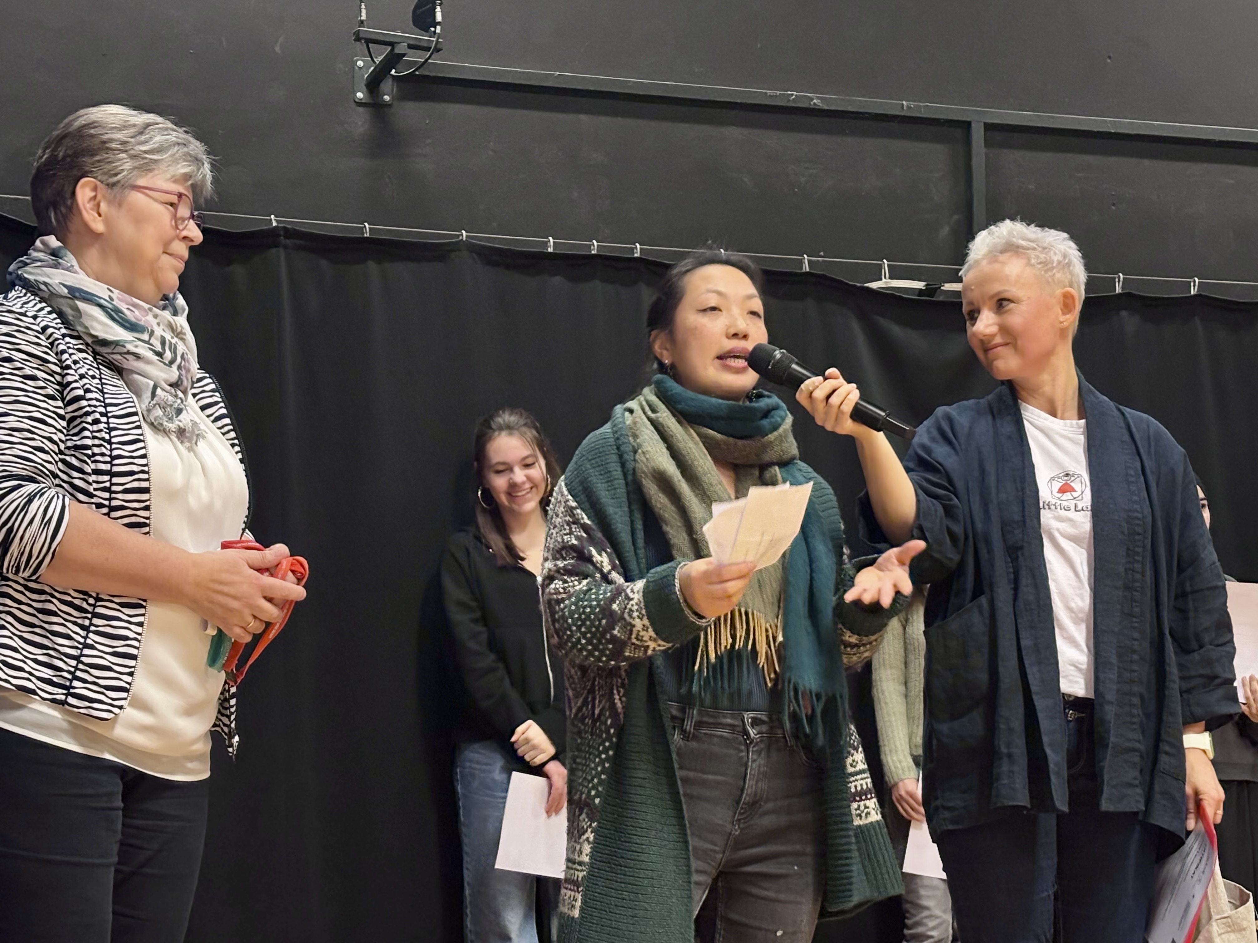 Schulleiterin Simone Schill mit Lin und Agnieszka von LittleLab/MINTMakers.