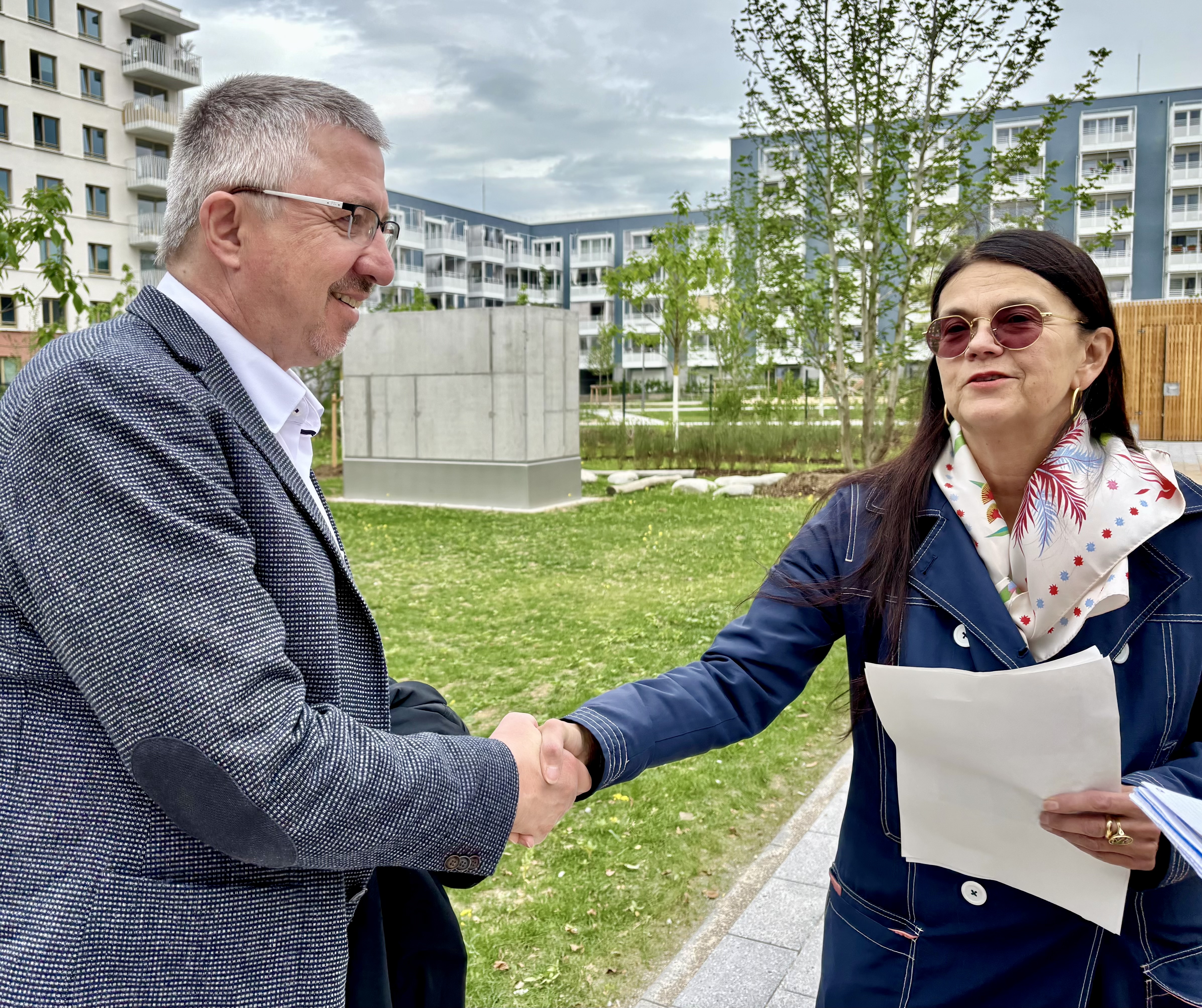 Christian Müller von Münchner Wohnen und Stadtbeurätin Elisabeth Merk