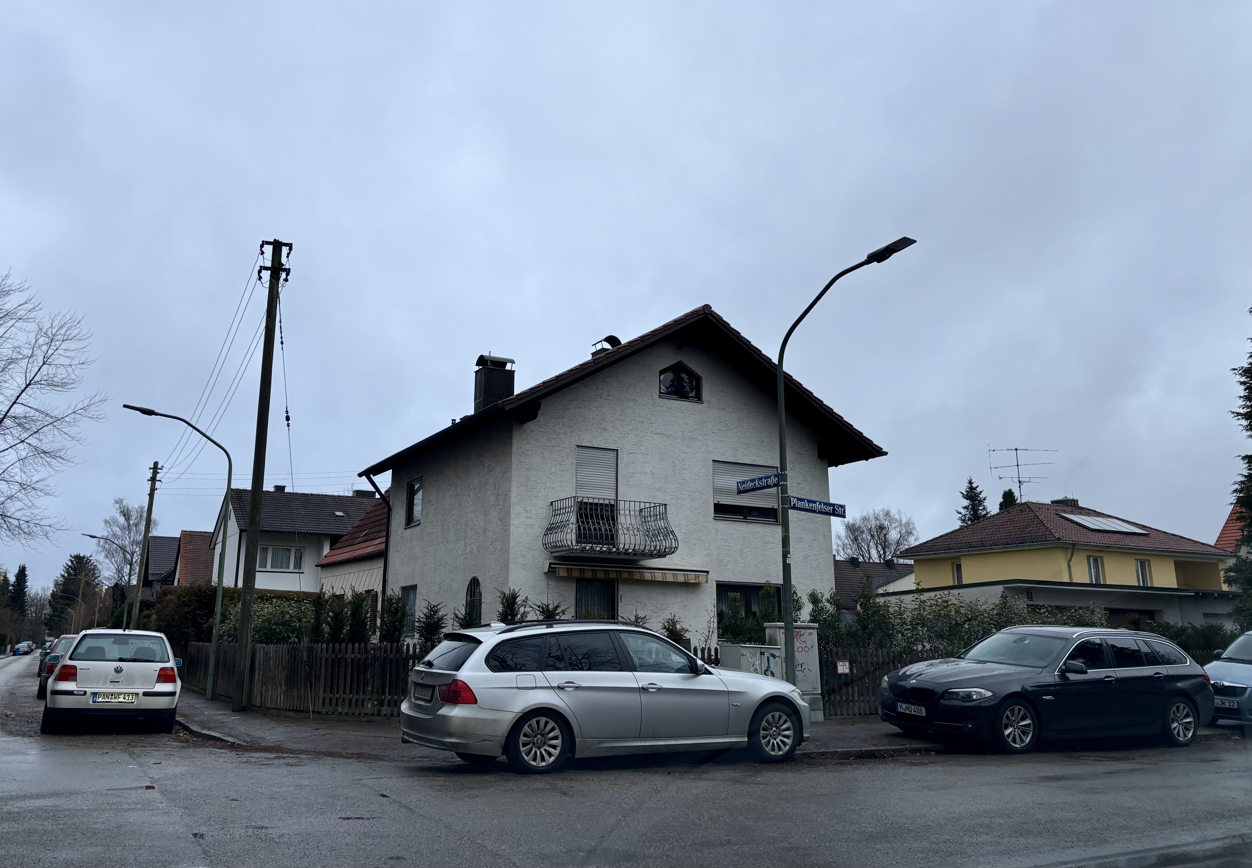 Die Gefahrenlage in der Neideckstraße soll nun endlich mit Halteverboten unterbunden werden.