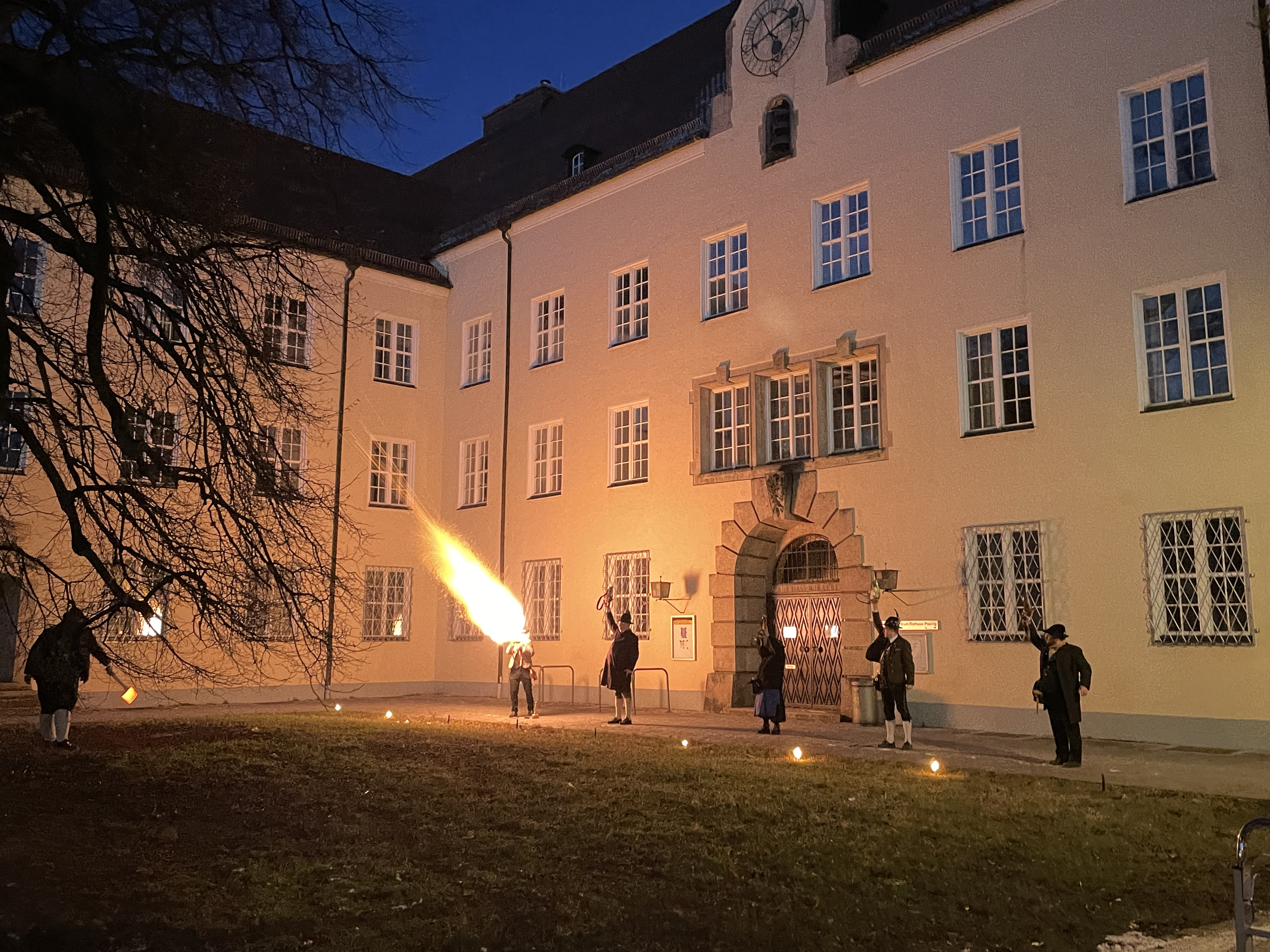 Vorm Pasinger Rathaus