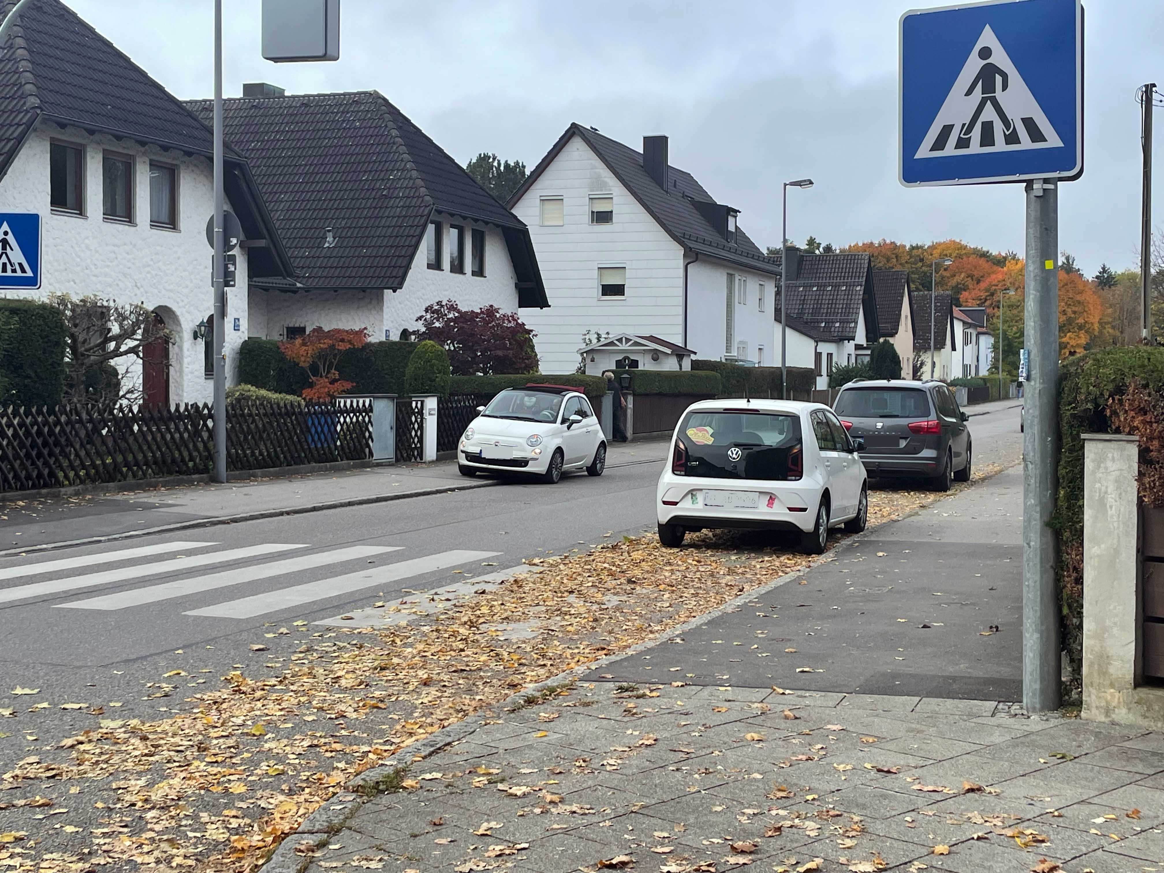 Oft vergessen: Nach der Straßenverkehrsordnung gilt für Autofahrer grundsätzlich ein Halt- und Parkverbot auf beziehungsweise bis zu fünf Meter vor dem Zebrastreifen.