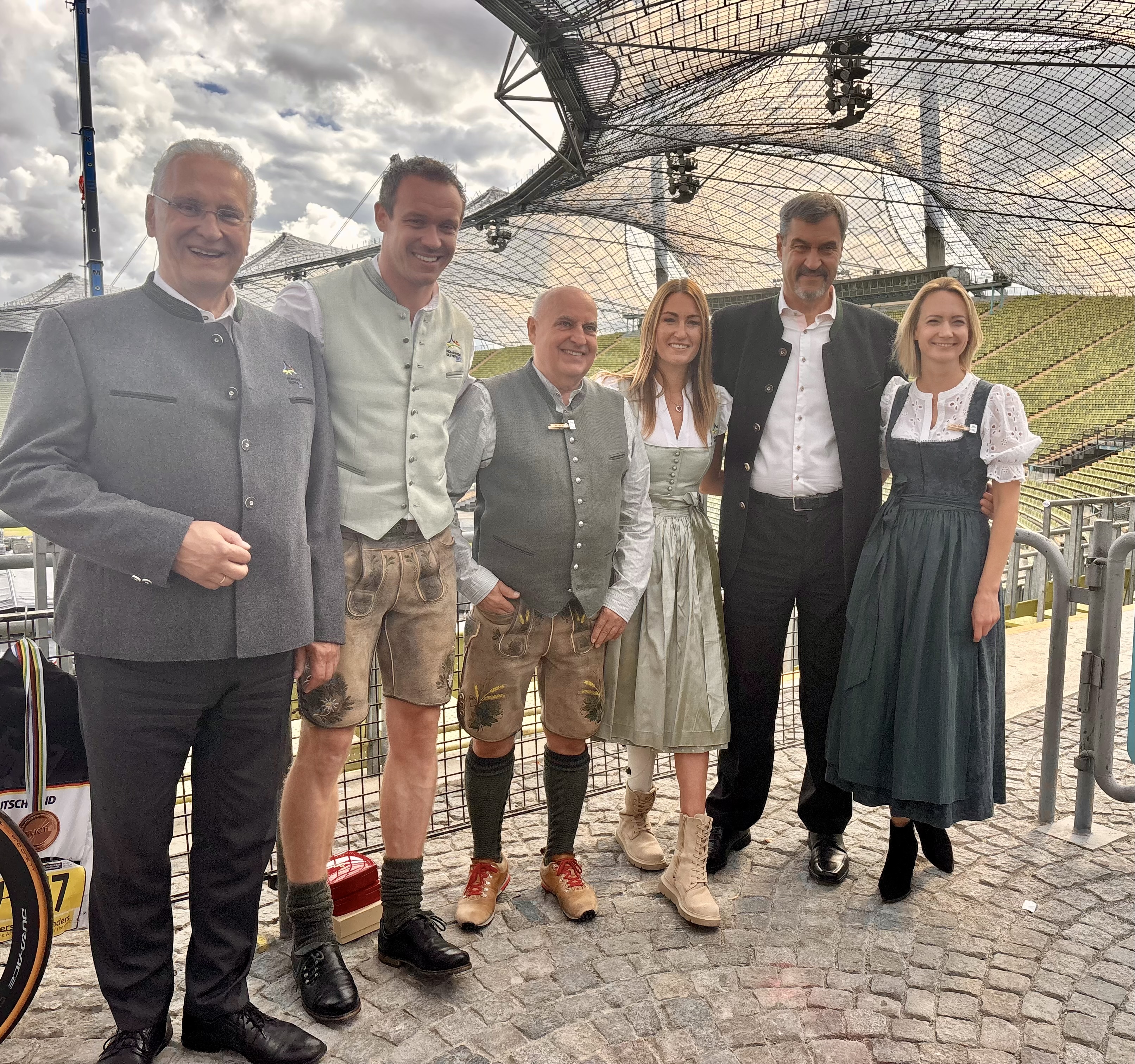 Mit Bewerbungstracht vorgestellt von Joachim Hermann, Felix Loch, Axel Munz, Denise Schindler, Markus Söder und Eileen Populaty (v.l.). 