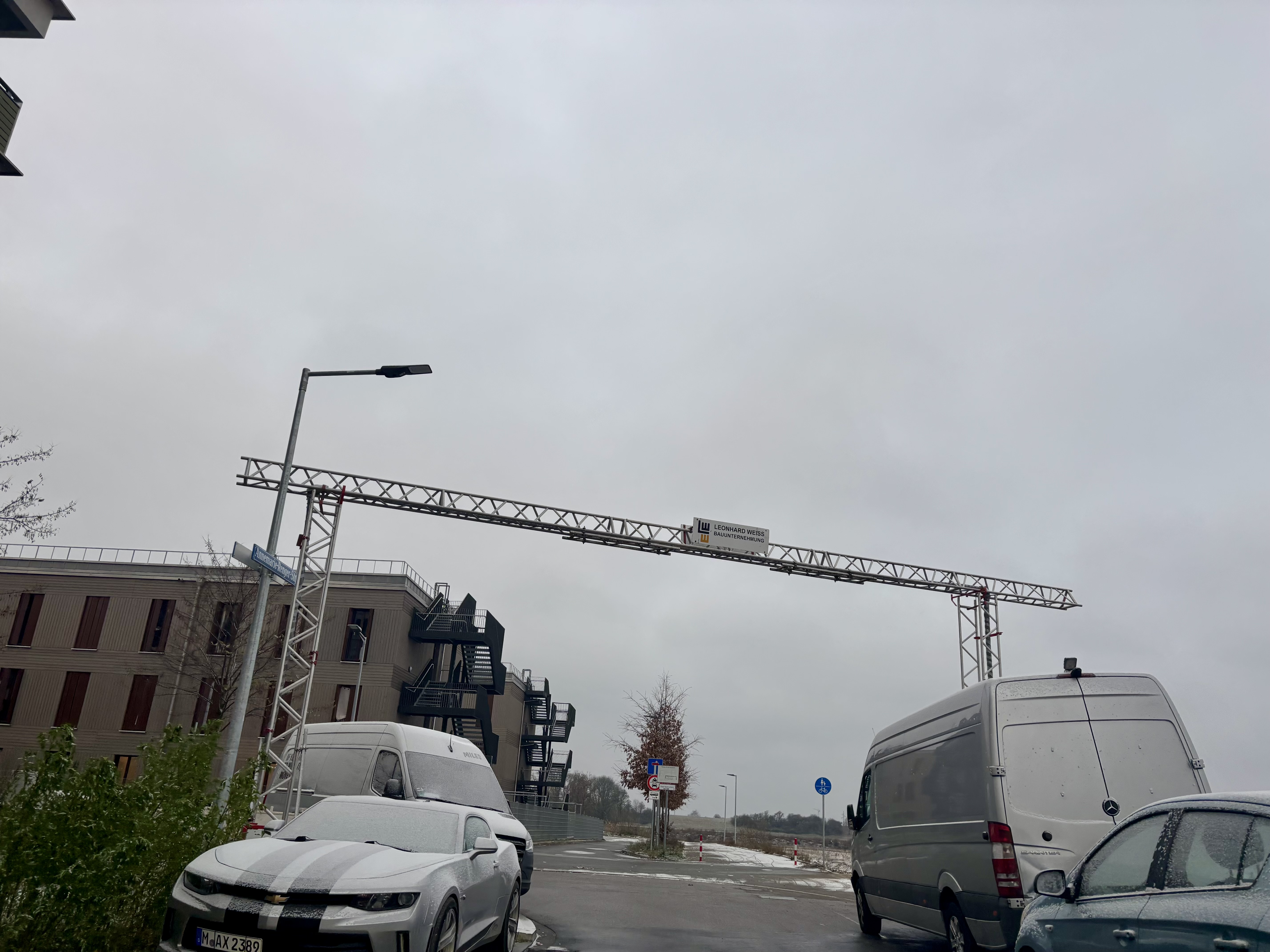 Parken in Freiham gerne auch um die Ecken und in den Einfahrten.