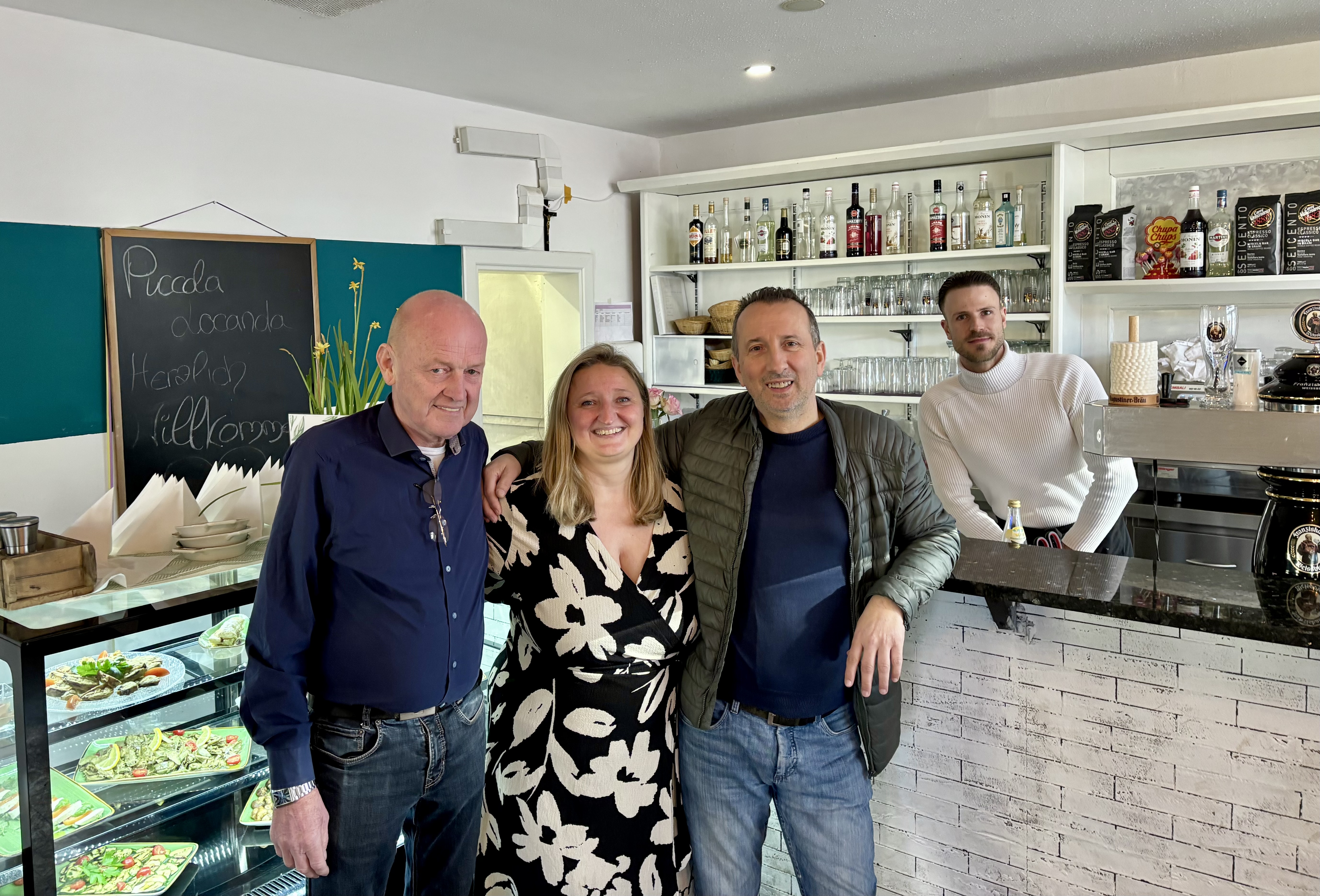 Freuen sich auf die Outdoor-Saison: das Locanda-Team mit Vito und Sandra Elettrico und Schorsch Wagner (v.r.) und Marlon an der Bar.