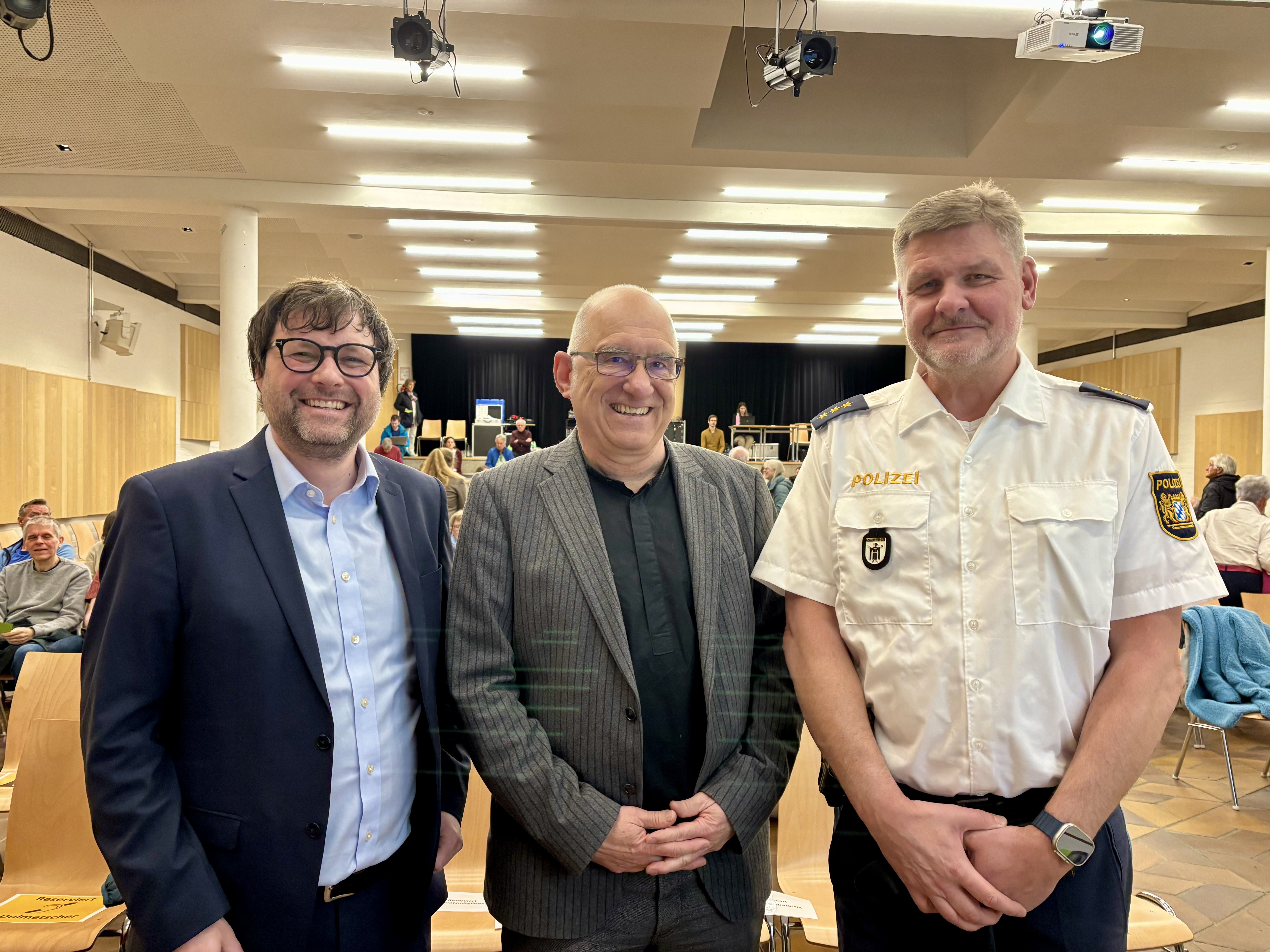 Pasinger Bürgerversammlung mit Versammlungsleiter Sebastian Weißenburger, BA-Chef Frieder Vogelsgesang und Thomas Rehag von der PI 45 (v.l.)