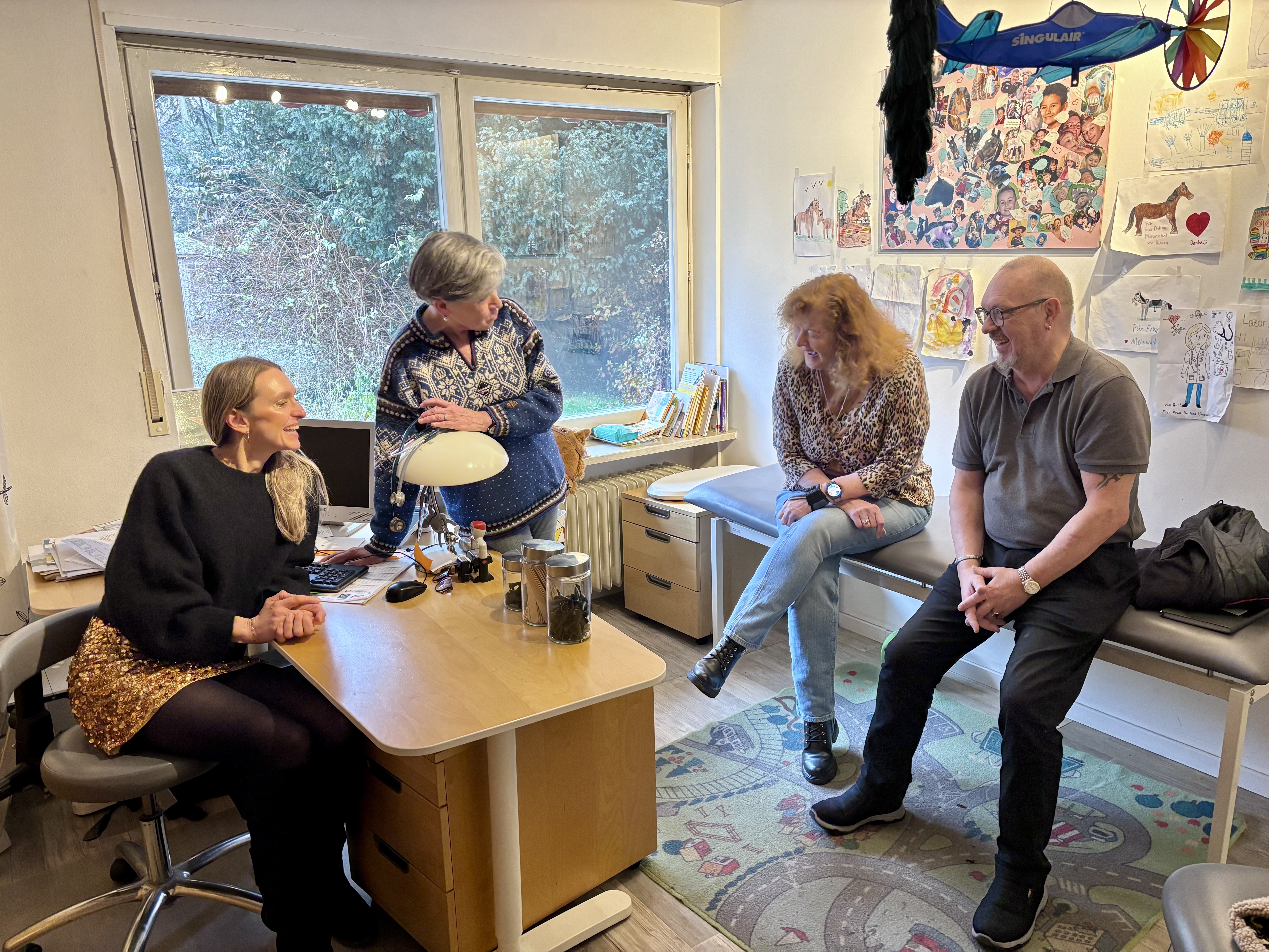 BA-Besuch in der Praxis; Manfred Spannagel und Marion Bergmann erkundigen sich bei Dr. Michaela Meiswinkel und Dr. Sabine Brosch (v.l.).