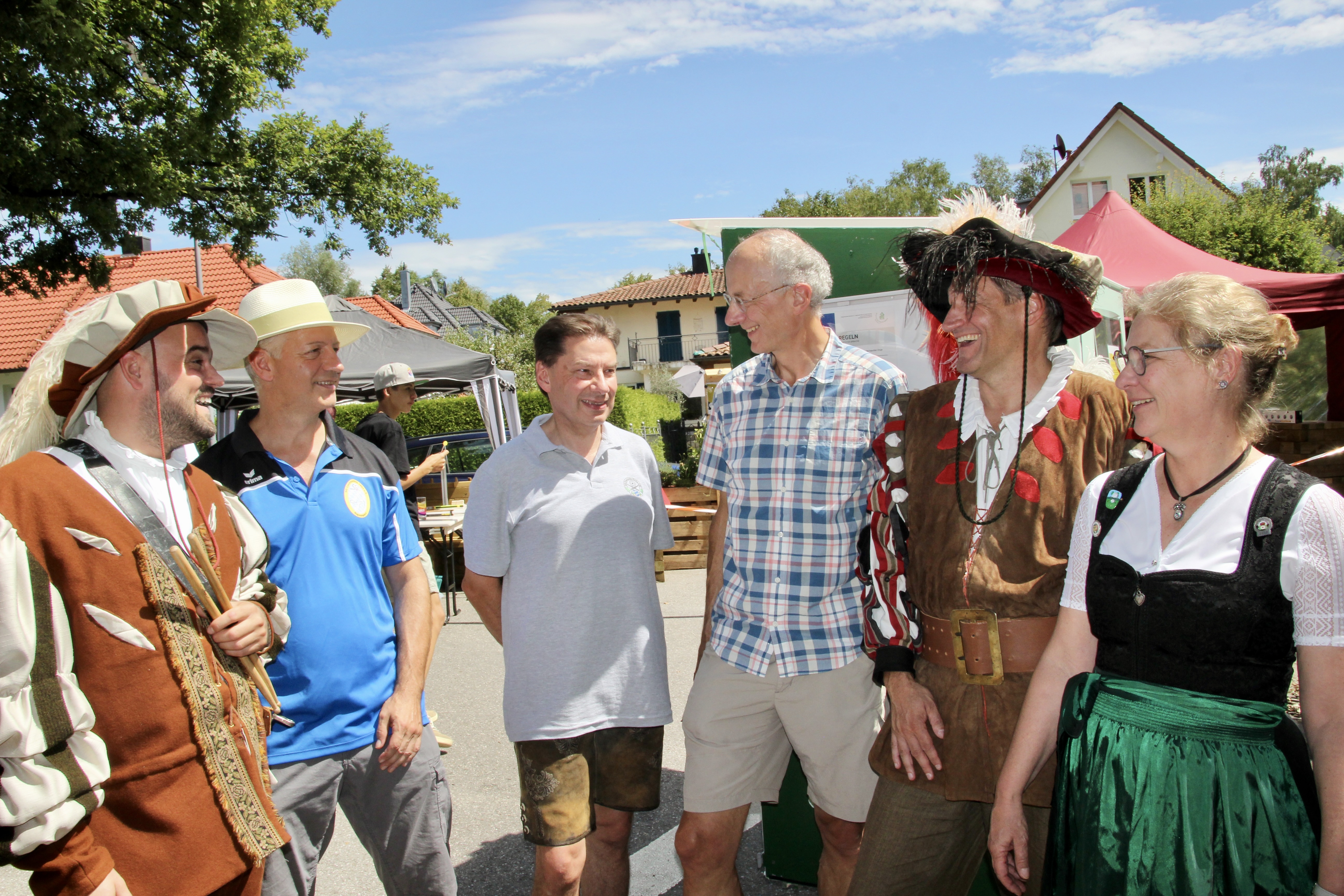 Schützenfest auf der Ranertstraße im letzten Jahr mit Lukas Loos/ASG Winzerer Fähndl, Heribert Lechner von der SG Lochhausen, Hubert Grillenberger von der SG Eiche, Robert Feierlein, Dirk Obländer von der ASG Winzerer und Ulrike Hintermayr-Würfl von der SG Langwied (v.l.).