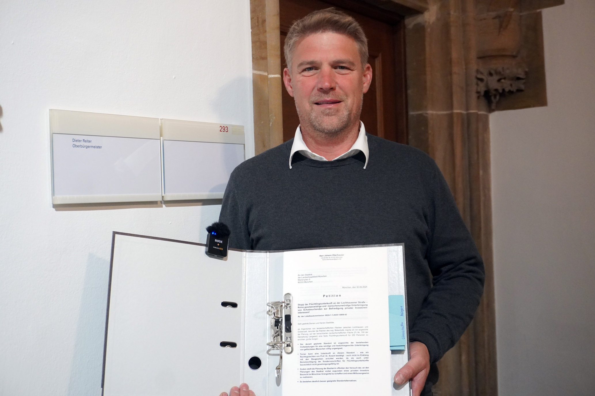 „OB Reiter war leider bei der Übergabe nicht anwesend“, bedauerte ÖDP-Stadtrat Tobias Ruff. Der Ordner mit den Unterschriften wurde stattdessen an seine Mitarbeiterin übergeben. Foto: ÖDP