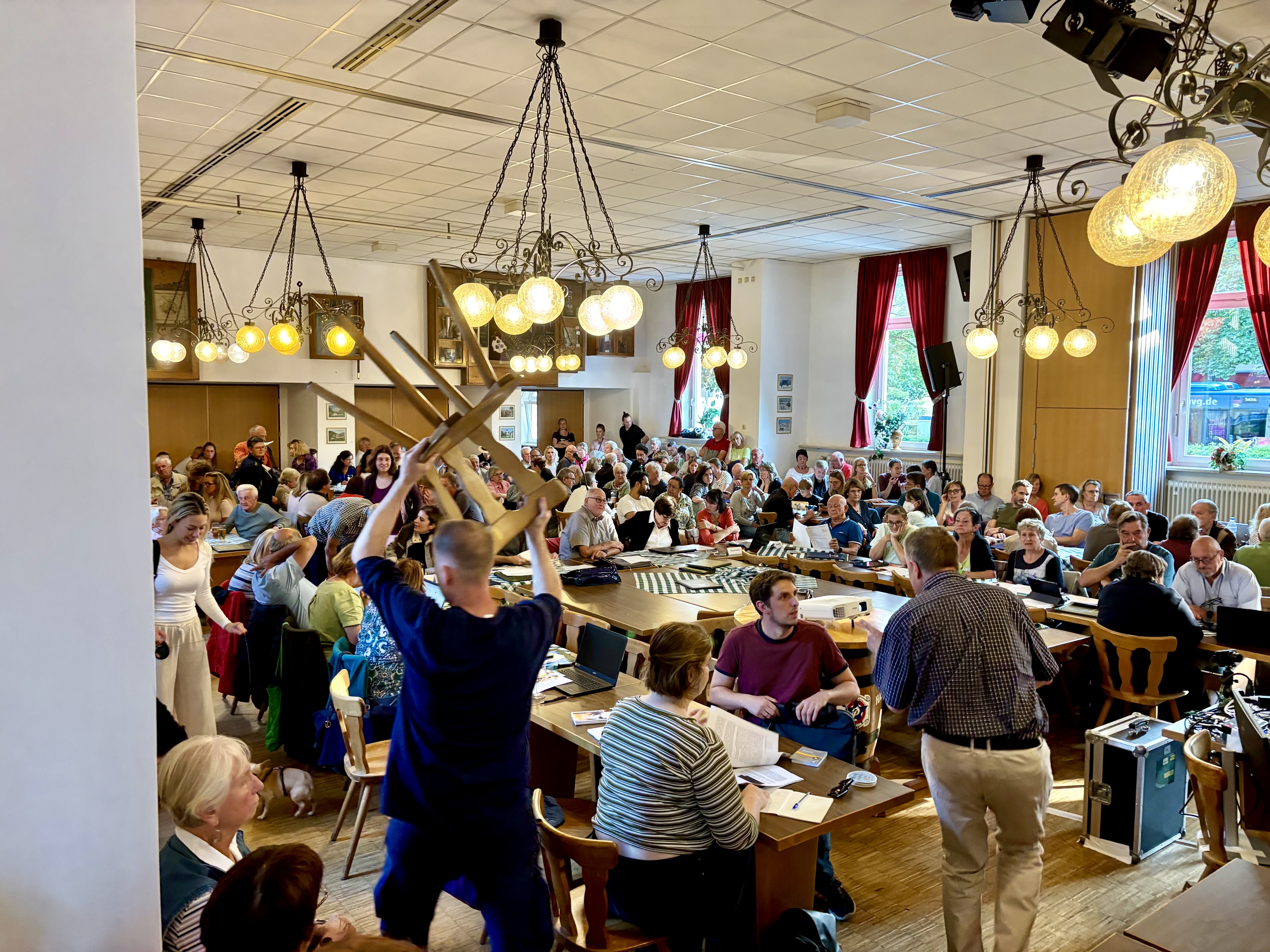 Weit mehr als 200 Leute kamen zum BA ins Schnitzel- und Hendlhaus. Der Saal war am Ende gesteckt voll.