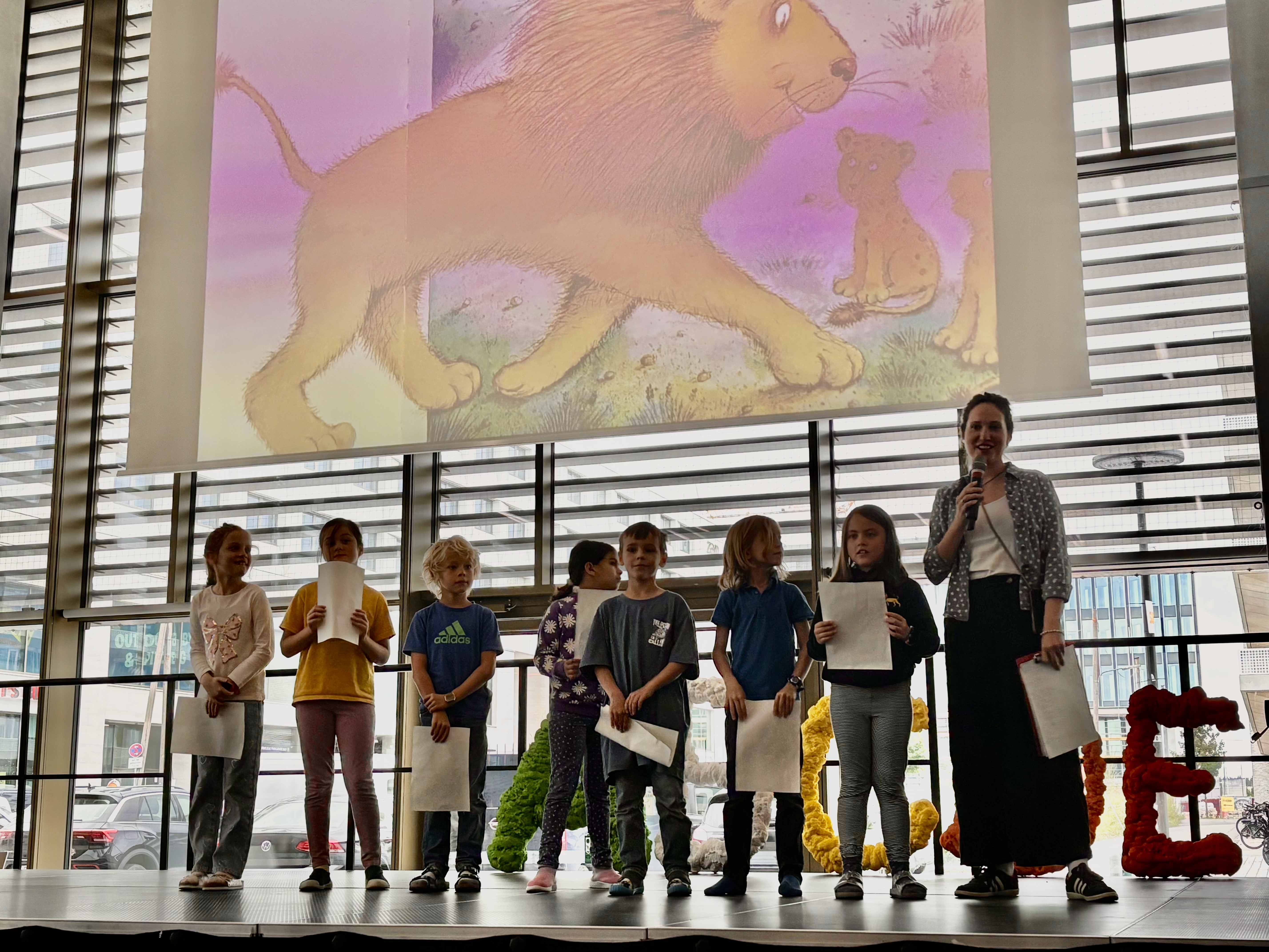 Die Zweitklässler mit der Löwen-Mutmach-Geschichte für die Schulanfänger.