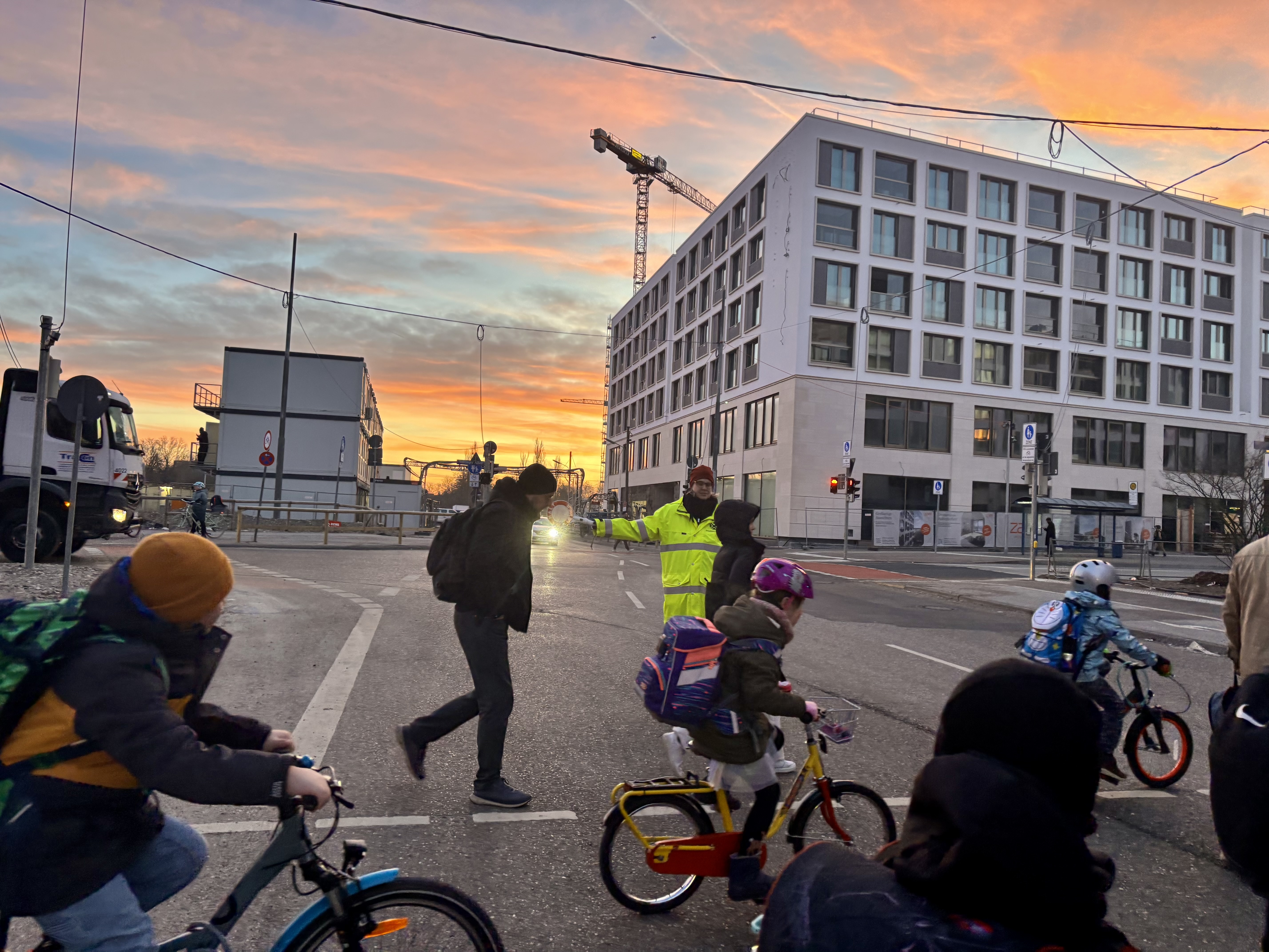 Die Kreuzung H.-Schmidt-Allee/Aubinger Allee/Amalie-Nacken-Straße ist die Brennpunkt-Kreuzung schlechthin auf dem Freihamer Schulweg. 