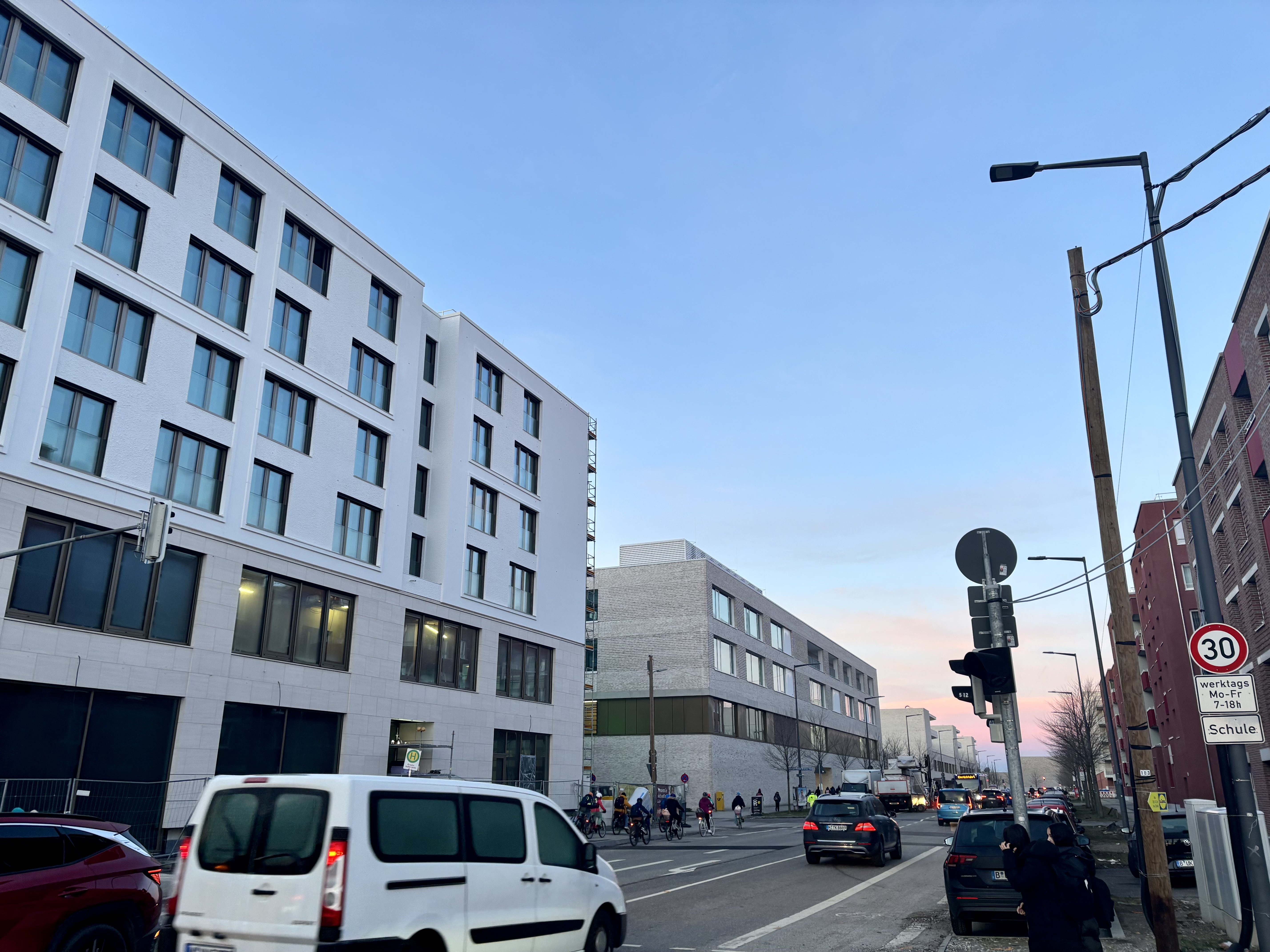 Im Umfeld der Schule sollten noch viel mehr Schulweghelfer stehen, mindestens noch einer an der Helmut-Schmidt-Allee und einer an der Bodenseestraße.