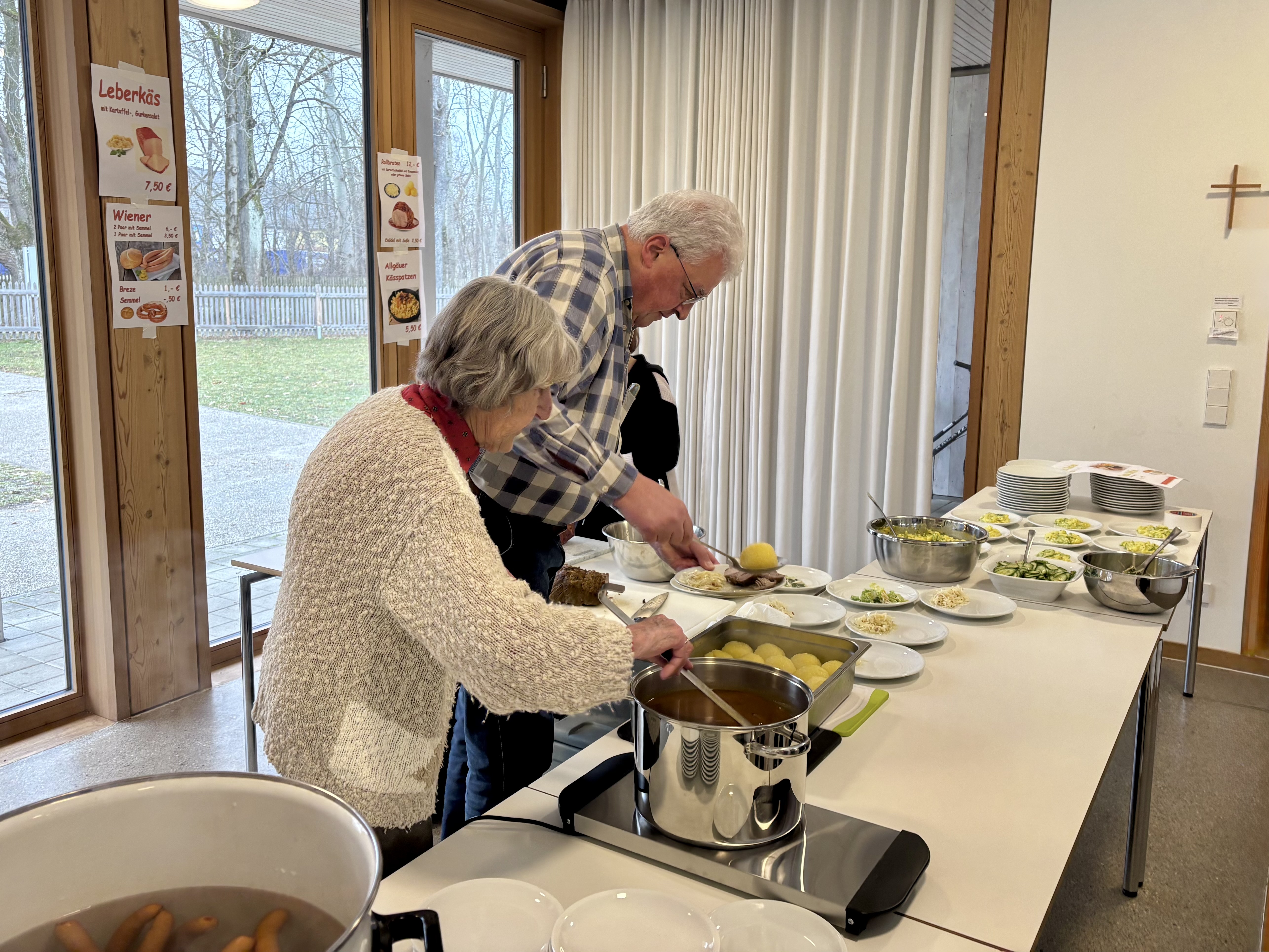 Fleißige Helfer in St. Quirin sorgten für bayerische Schmankerl zu familienfreundlichen Preisen im Anschluss an den Festgottesdienst.