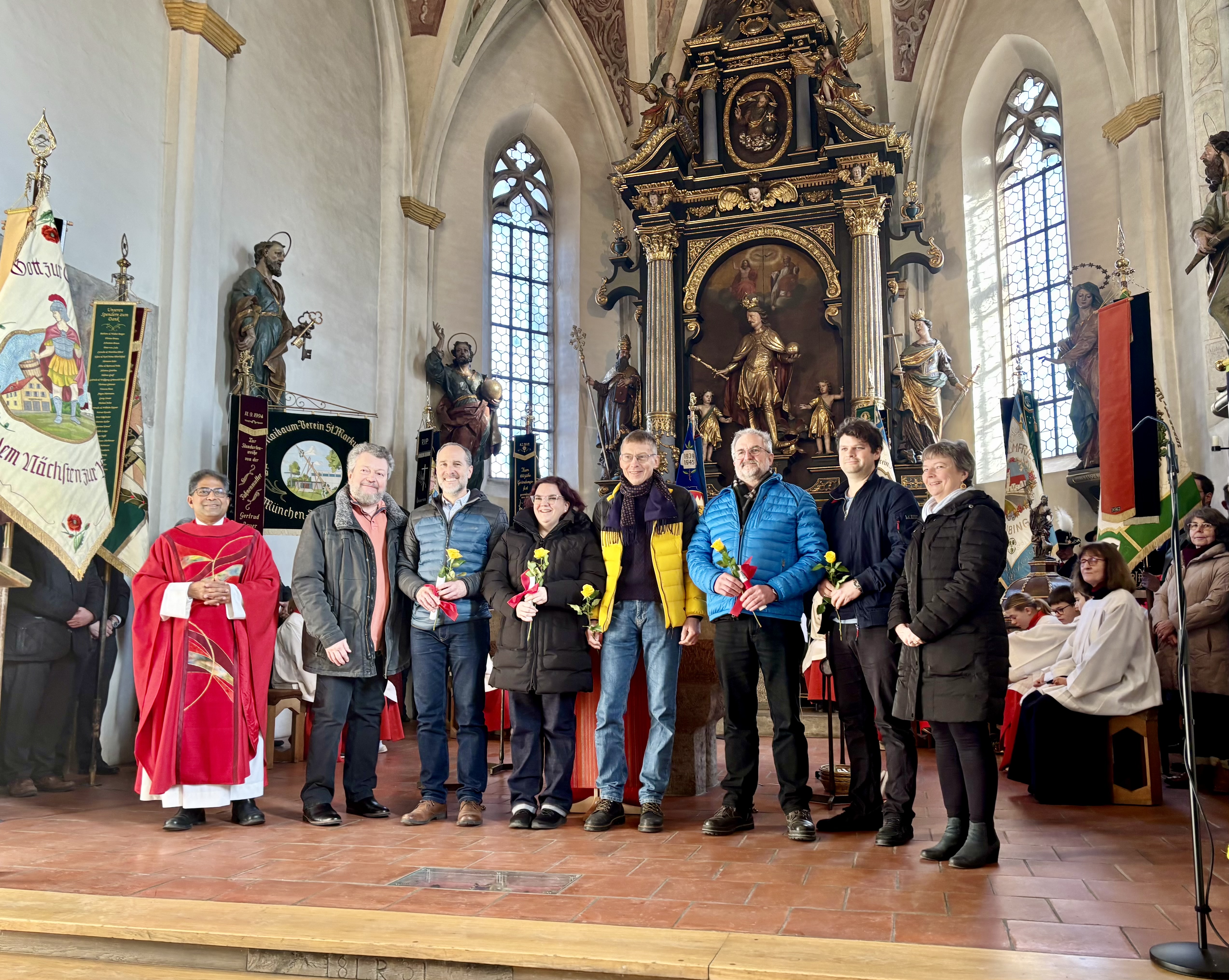 Pater Abraham und Verwaltungsleiter Peter John mit Matthias Lerche, Marlies Zehetbauer, Christian Fischbeck, Willy Hiemer, Jonas Lindner und Pfarrgemeinderatsvorsitzende Ursula Geierhos (v.l.).