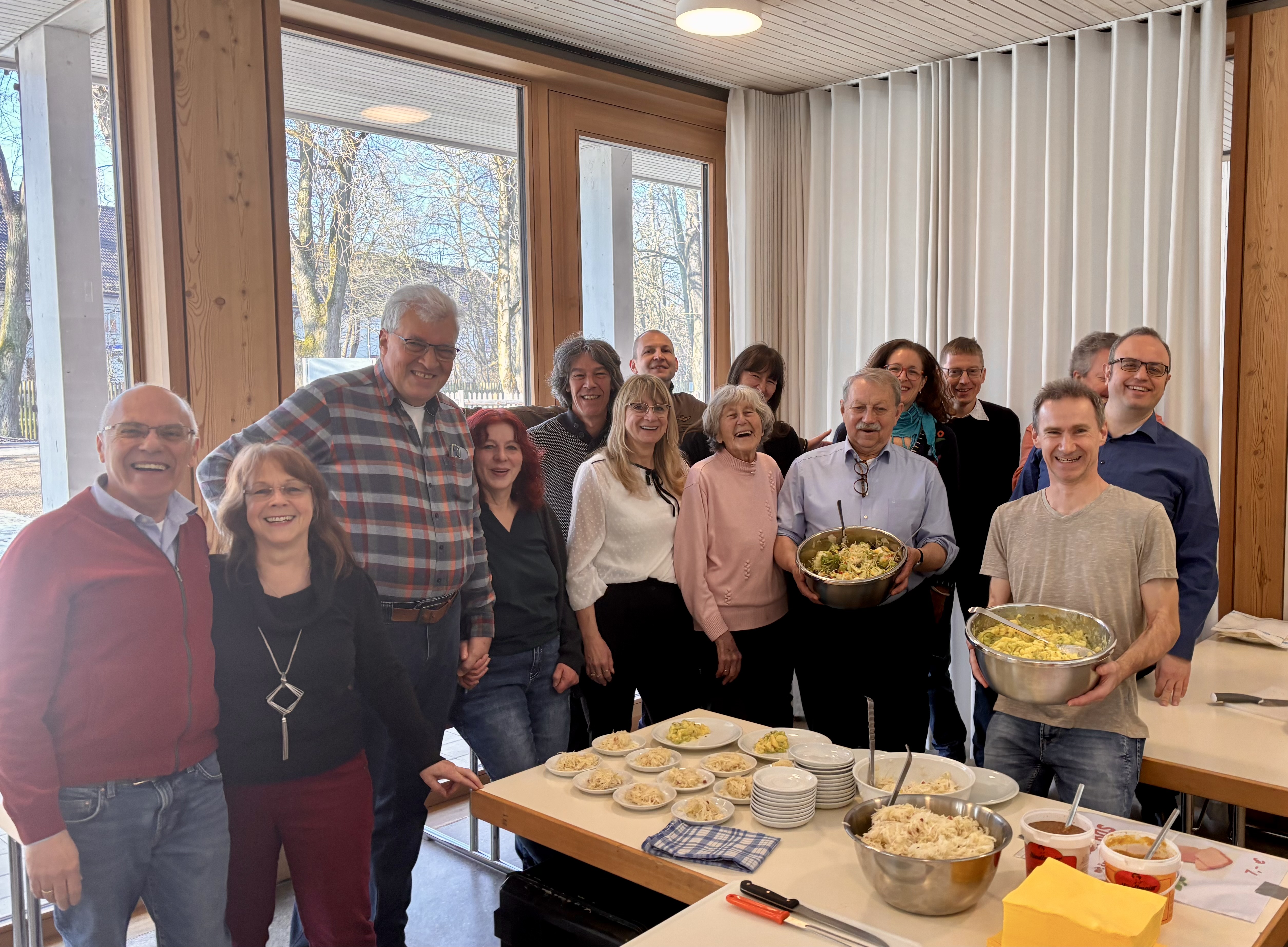 Das fleißige Team von „Feste und Feiern“ bereitete die Brotzeit im Pfarrheim vor, sorgte für ausreichend Essen und Trinken und ums Aufräumen am Schluss.