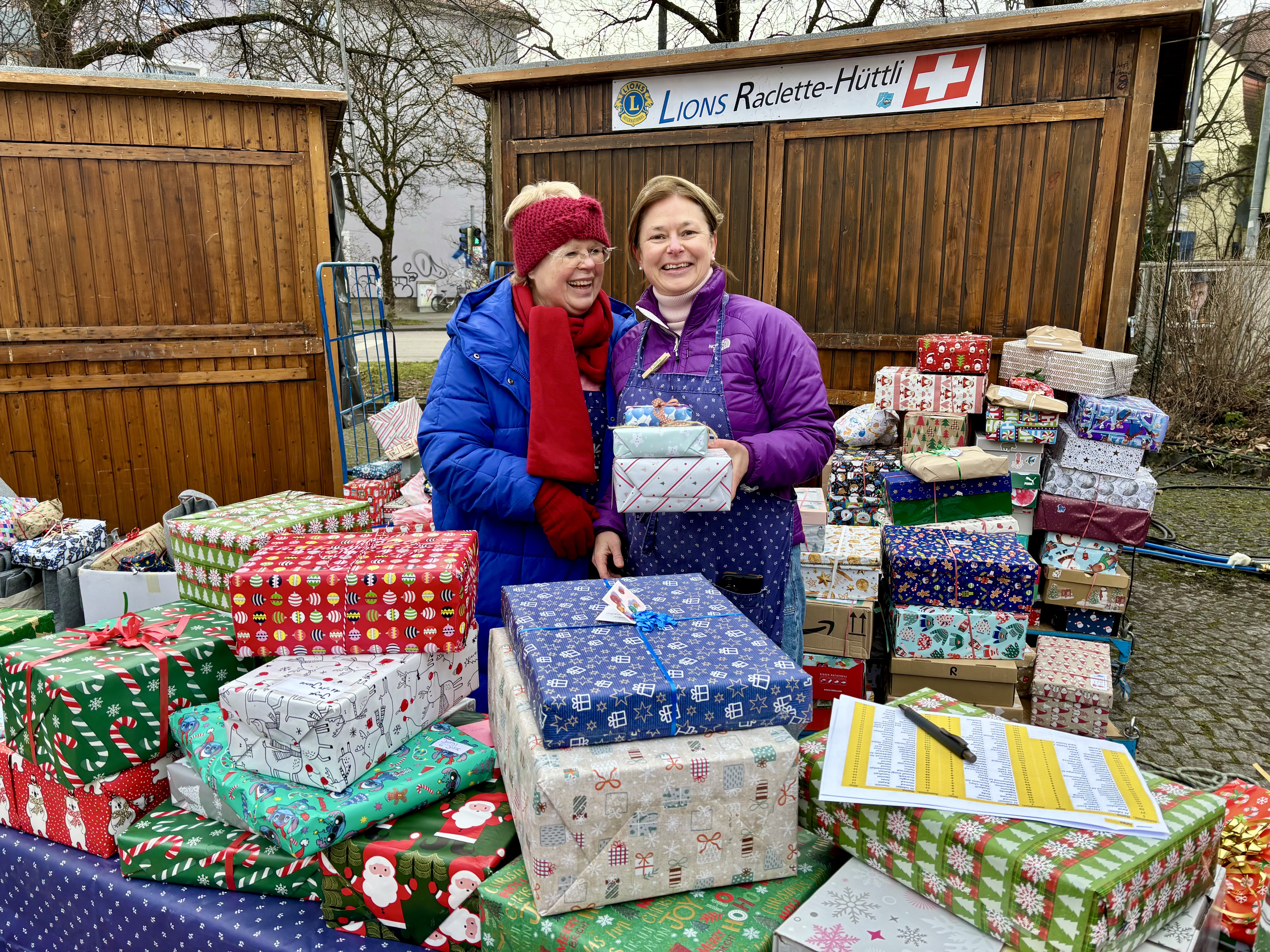 Die Ehrenamtlichen Marlies und Jutta am Extra-Stand mit gespendeten Weihnachtspäckchen