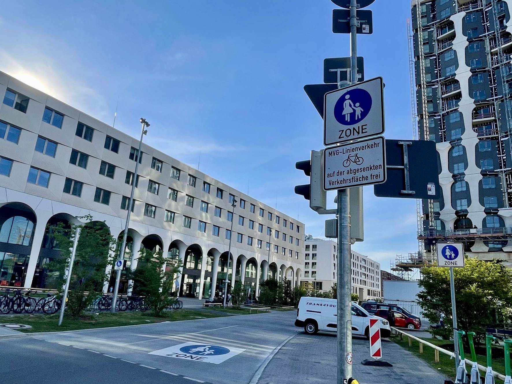 Ganz deutlich ist der Mahatma-Gandhi-Platz in Freiham als Fußgängerzone ausgezeichnet. Trotzdem fahren täglich viele Autofahrer durch den Stadtteilplatz. Auch Fahrzeuge werden widerrechtlich geparkt.